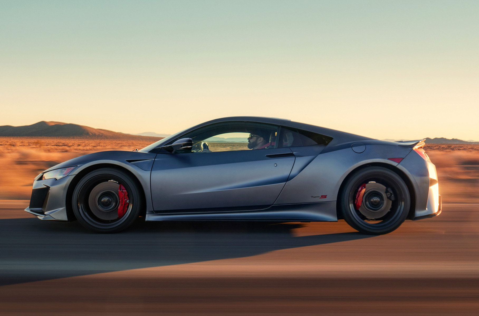 Компрессоры от болида NSX GT3 Evo, переработанные топливные форсунки и интеркулеры помогли поднять мощность 3,5-литрового V6 с 507 до 527 сил, а максимальную тягу — с 550 до 600 Нм.