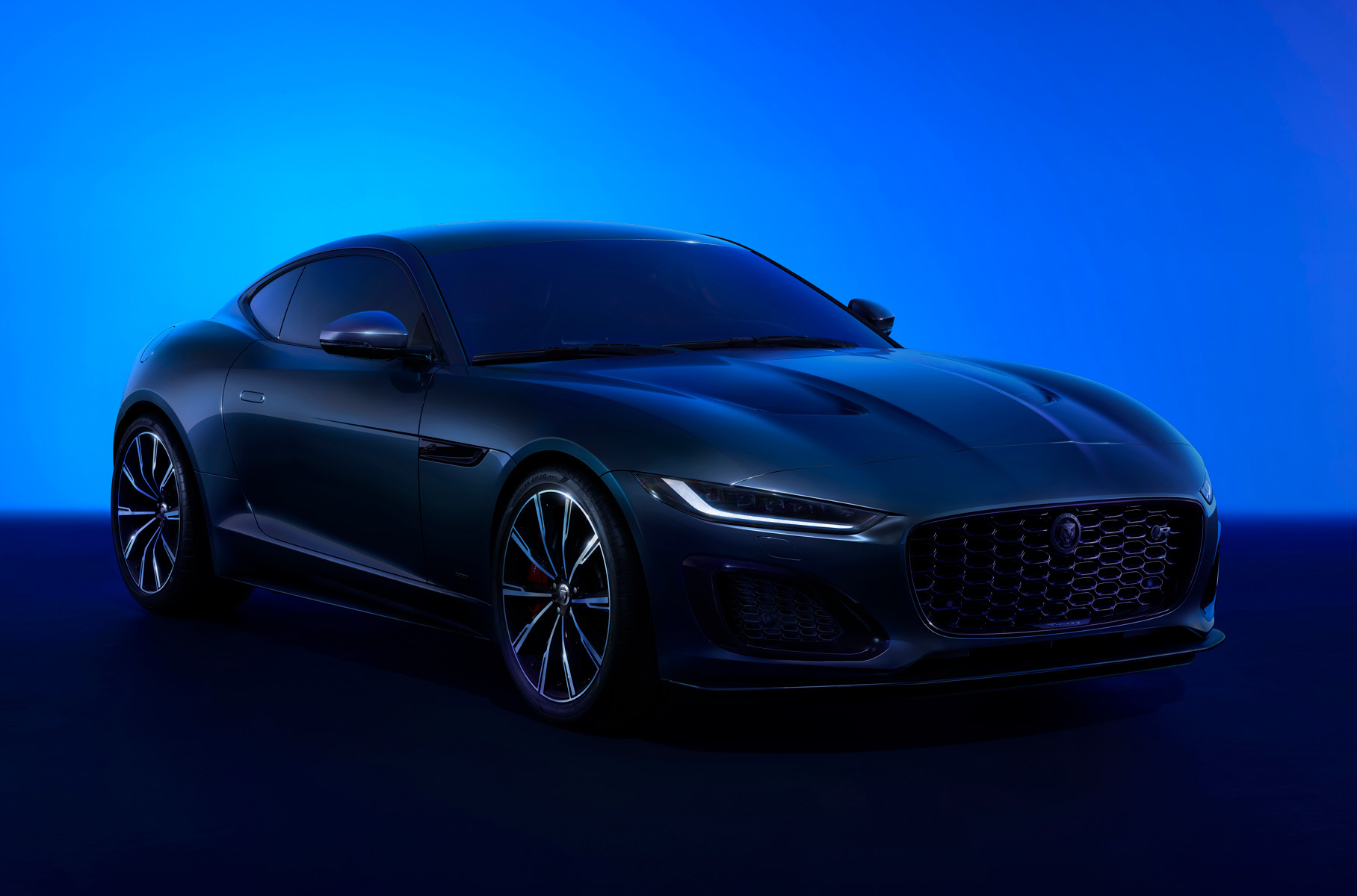 ###  Нынешний год окажется последним для купе и кабриолета, а начиная с 2025 года все новые автомобили бренда будут электрическими. Минувшей осенью британская компания [анонсировала](https://motor.ru/news/ftype75-11-10-2022.htm) особую версию. Цифра в обозначении выбрана не просто так: производитель отсчитывает историю своих спорткаров с модели XK120, дебютировавшей 75 лет назад.