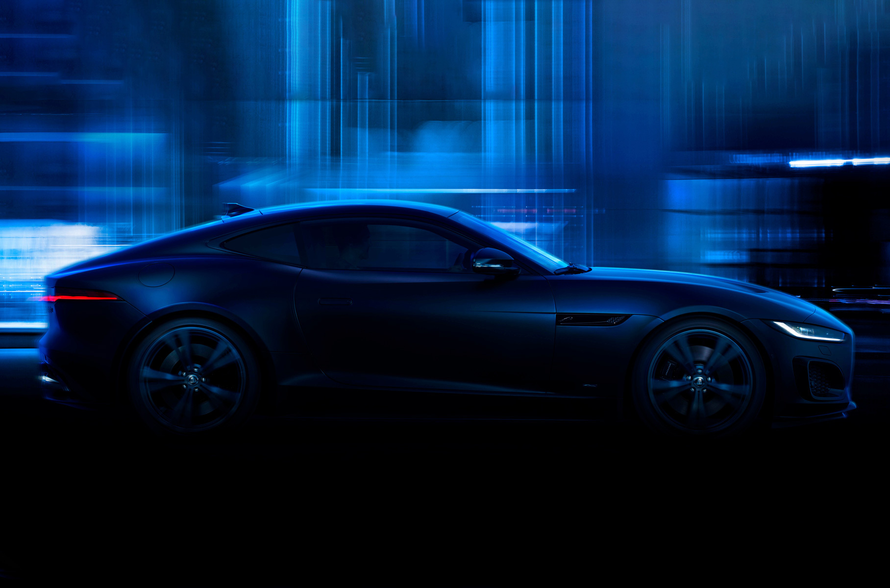 Отличия от стандартных машин минимальны: на передних крыльях появились шильдики, в палитру окрасок для кузова добавлен оригинальный зелёный металлик, а в начальную комплектацию вошли глянцевые чёрные колёса диаметром 20 дюймов.