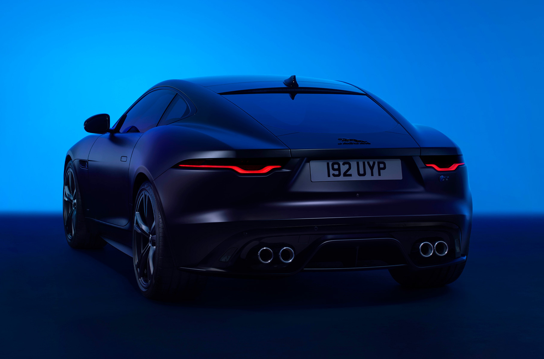 Исполнений два — F-Type 75 и F-Type R 75. В первом случае заднеприводному варианту полагается 5,0-литровый V8 (450 лошадиных сил и 580 Нм), во втором мотор выдаёт 575 сил и 700 Нм, а привод полный. Базовая заднеприводная модификация с 2,0-литровой наддувной «четвёркой» (300 сил и 400 Нм) спецверсию не получит.