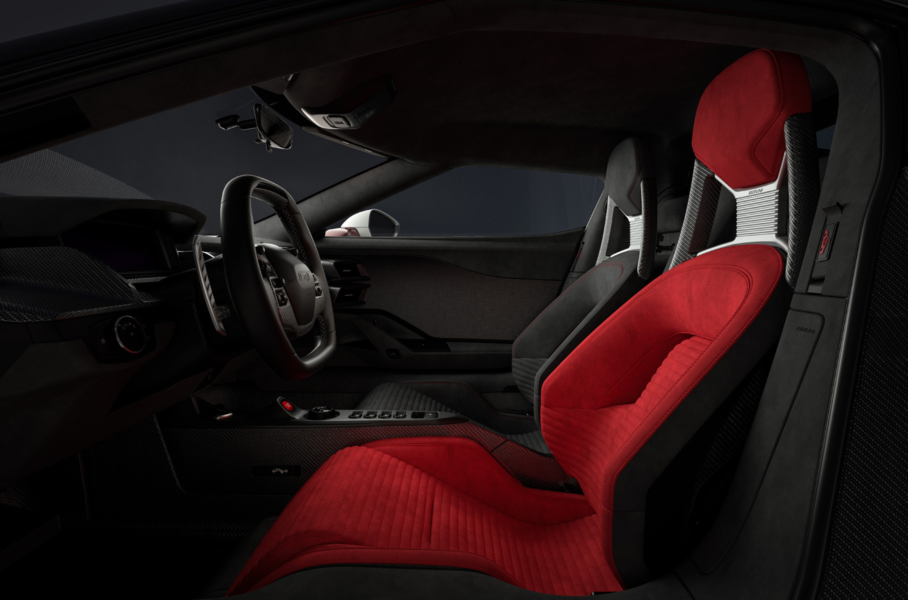 Надписи под подголовниками не дадут забыть о названии лимитированного исполнения. Табличка перед передним пассажиром сделана из измельчённого коленвала гоночного болида, ставшего третьим в Ле-Мане семь лет назад.