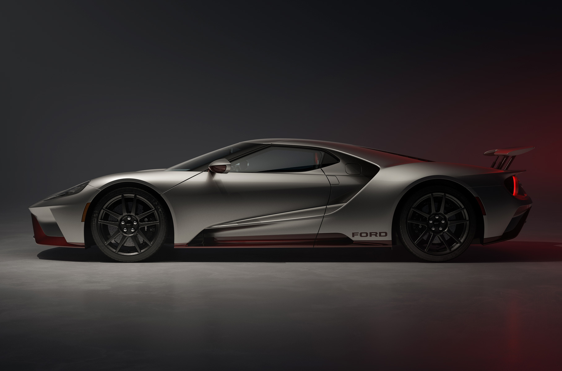 Доступная окраска всего одна — серебристый металлик, но кромка по периметру кузова может быть красной или синей. Другие отличия от исходного варианта — тёмные диски диаметром 20 дюймов, чёрные суппорты тормозов и логотип бренда в цвет кузова без традиционного голубого овала.