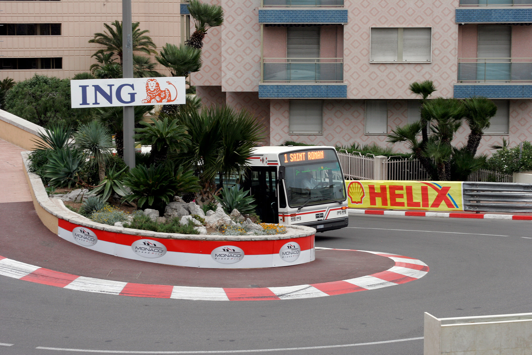 Так выглядит легендарная трасса в Монте-Карло в обычный день. Рекорд по числу выигранных Гран-при Монако принадлежит Айртону Сенне: шесть. На счету Грэма Хилла и Михаэля Шумахера по пять, у Алена Проста — четыре