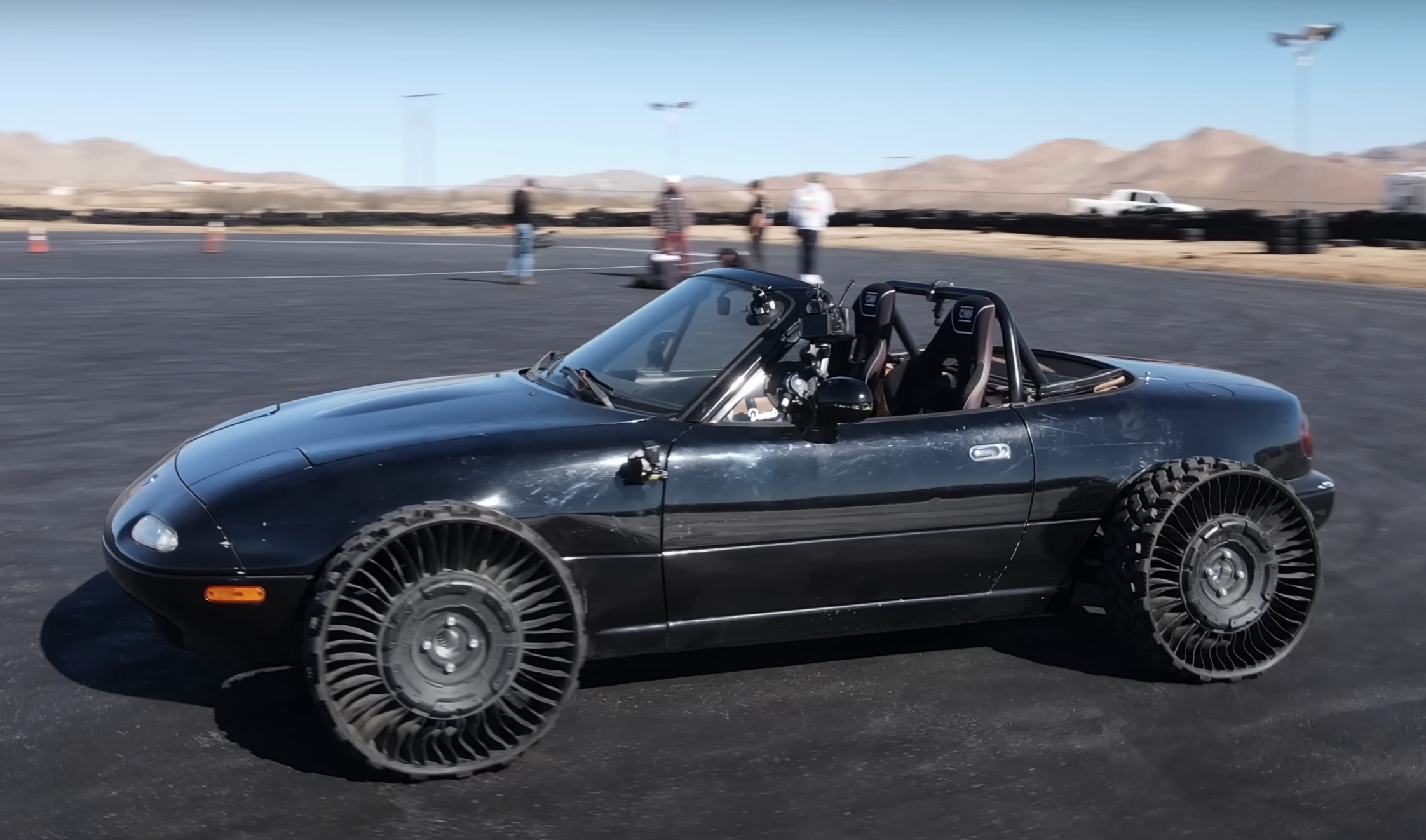 Блогеры испытали родстер Mazda MX-5 на шинах трёх разных эпох