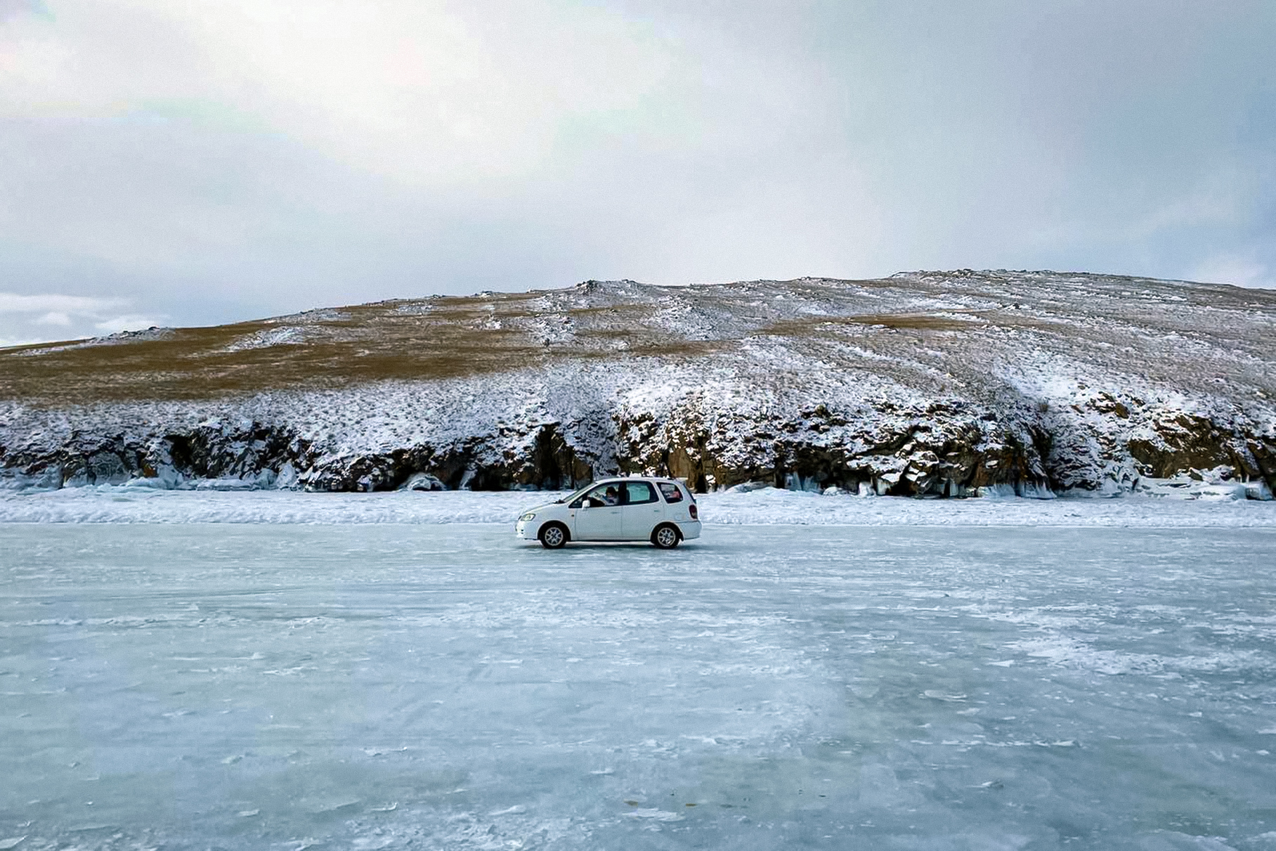 В России открыли 12-километровую двухполосную ледовую дорогу на остров Ольхон
