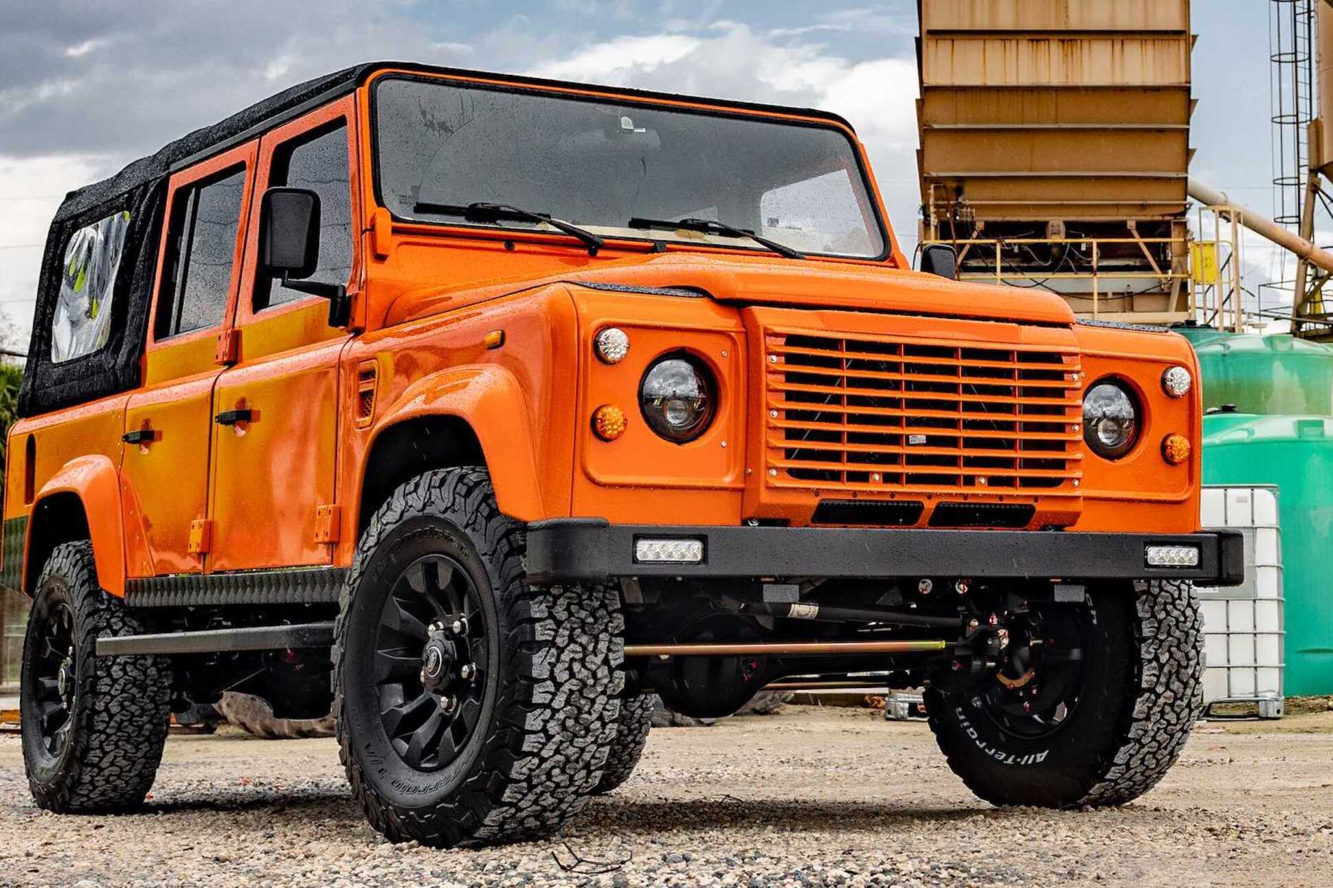 Land Rover Defender получил мотор от GM и цвет от Subaru — Motor