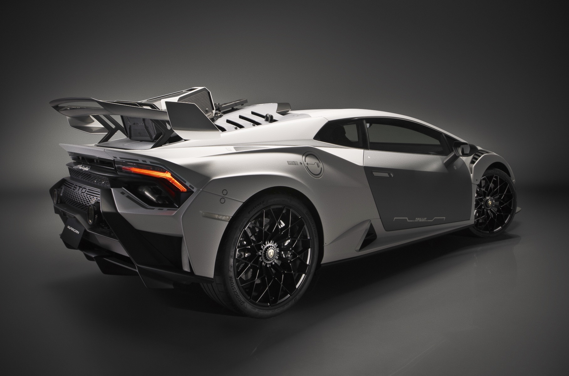 Компания Lamborghini показала суперкар Huracan STO в стиле киберпанк