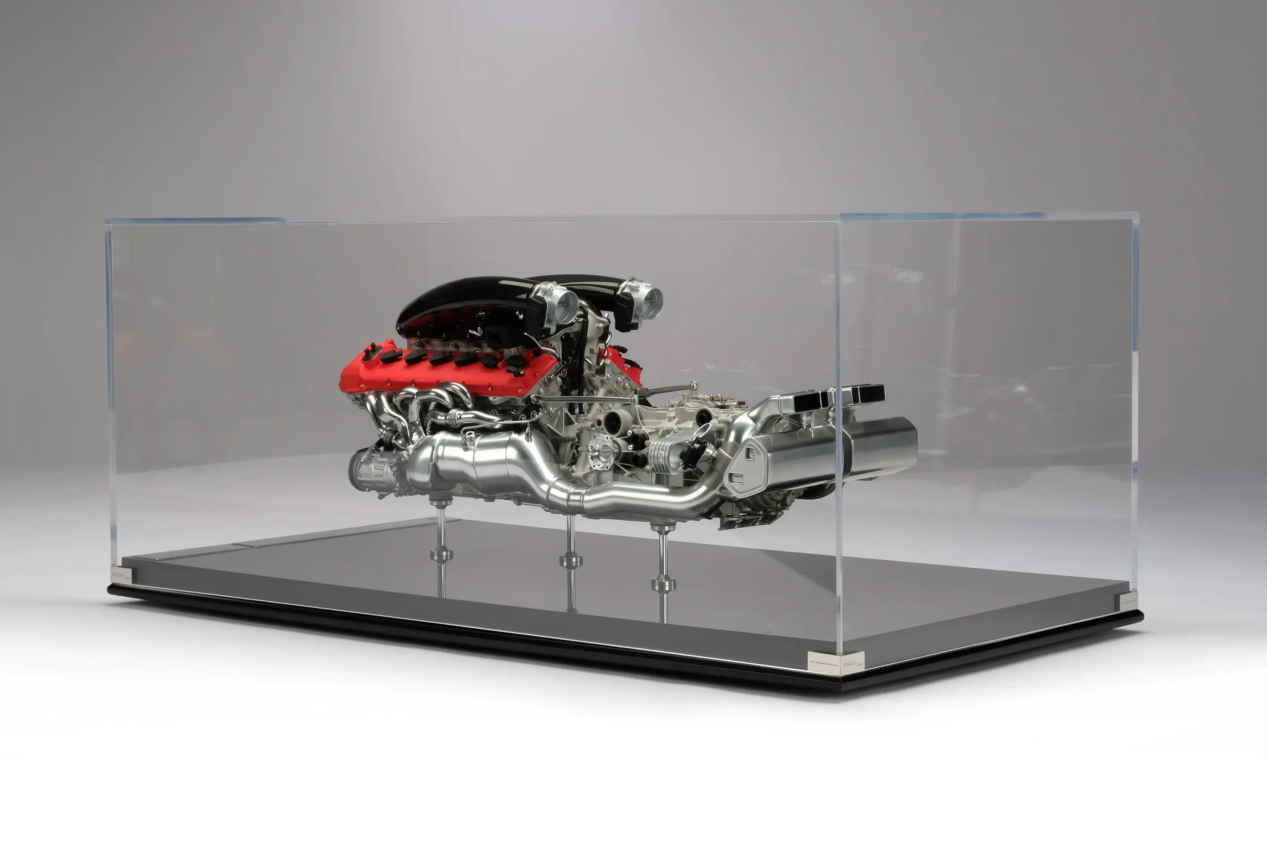 Компания Amalgam представила крошечную модель двигателя суперкара Ferrari Daytona SP3