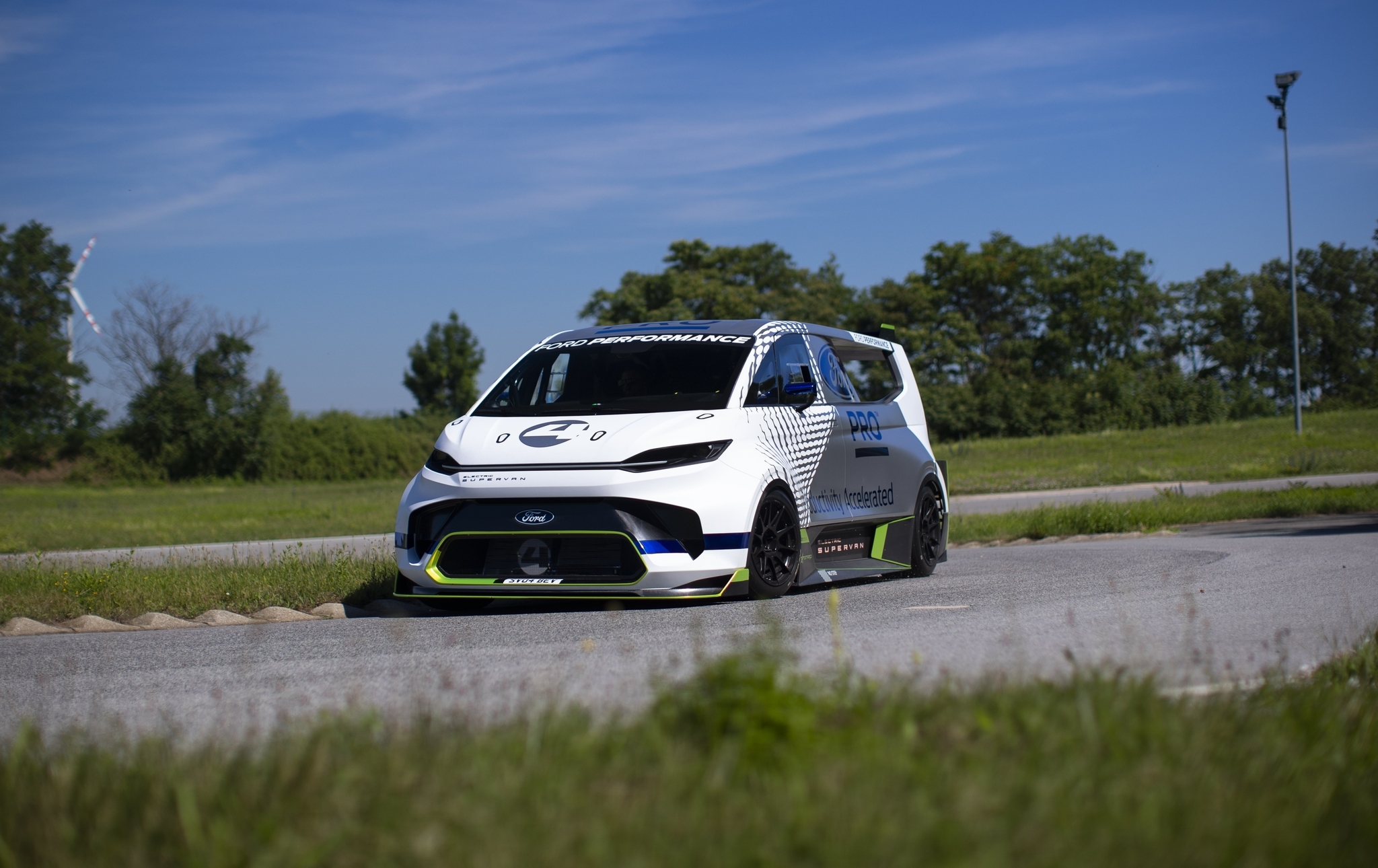 Компания Ford примет участие в гонке на Пайкс-Пик с электрическим фургоном Transit