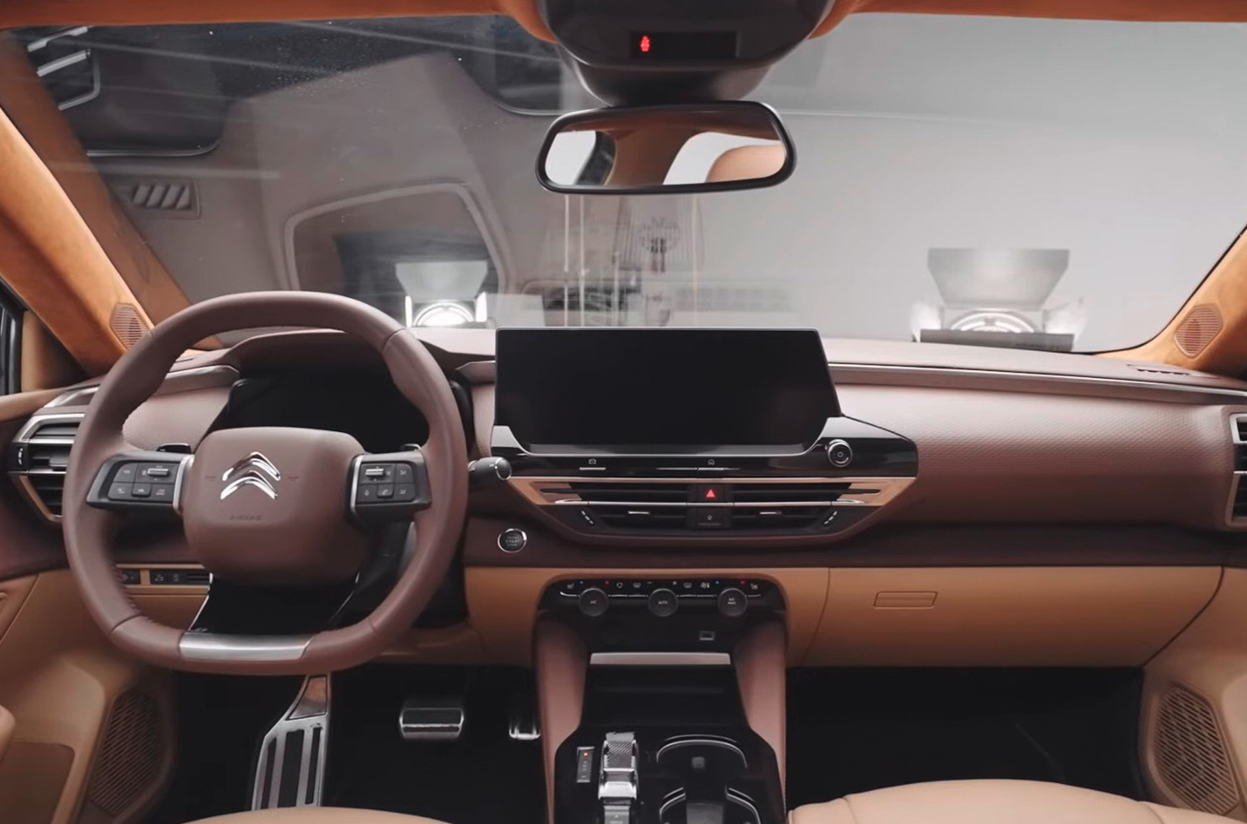 Салон перешит. На креслах и передней панели использована бежевая и коричневая кожа со вставками из алькантары, на стойках и потолке — оранжевая замша. Собирать такие машины не планируют даже под заказ.