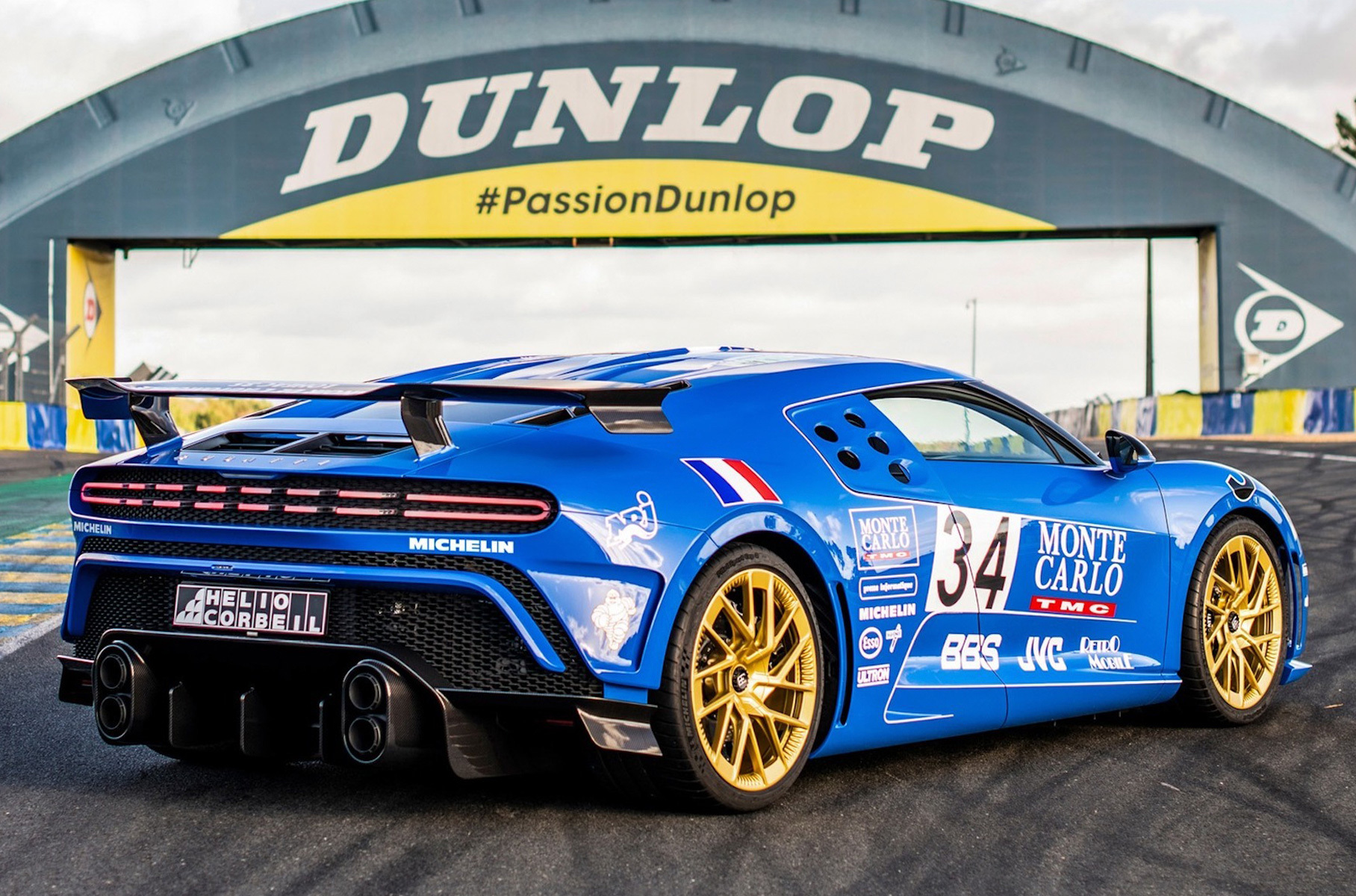 Автомобиль получил фирменный синий колер с белыми акцентами, золотистые колёсные диски и элементы гоночной ливреи.