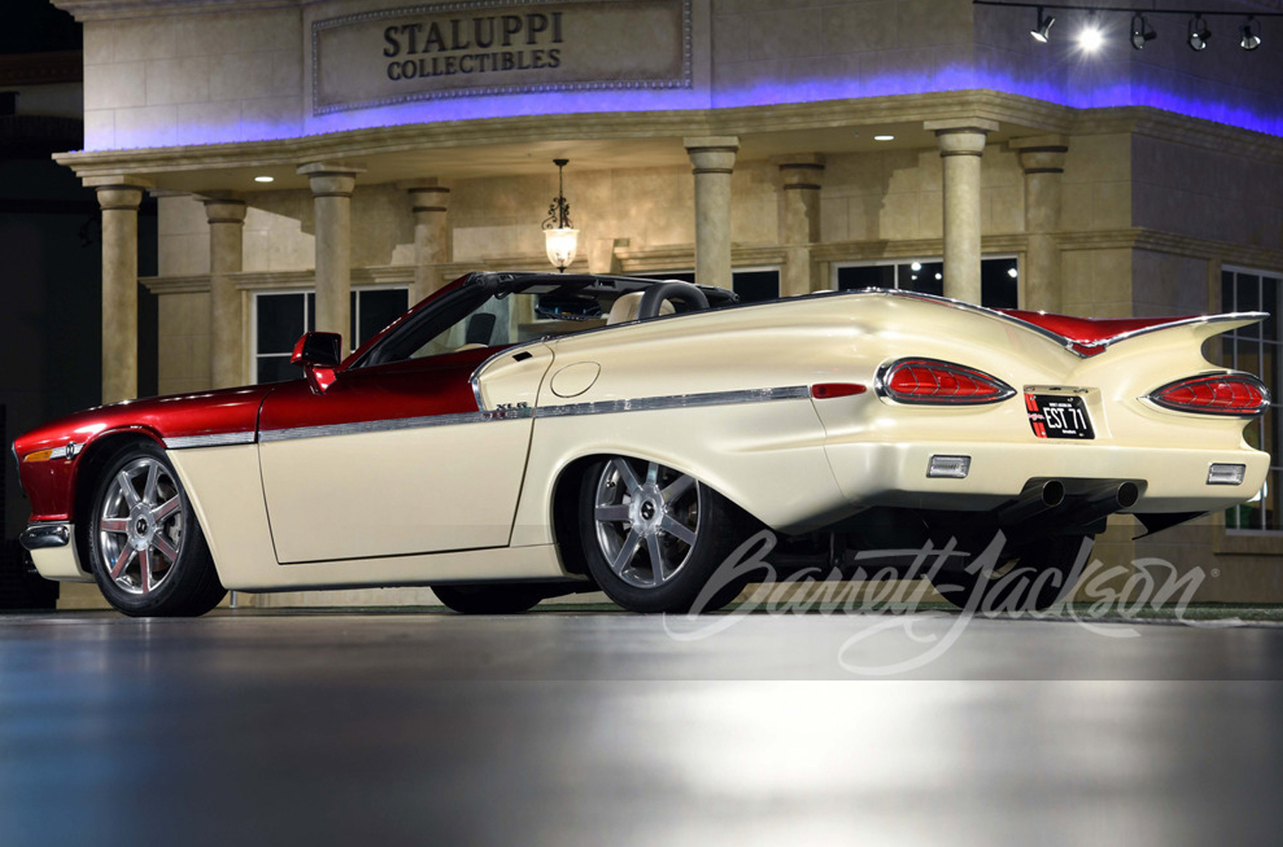 Кремово-красная окраска сочетается с хромом, но колёса донорского Cadillac остались стандартными. Интерьер отделан кожей под цвет кузова, хотя его архитектура опять же без изменений взята у исходного автомобиля.