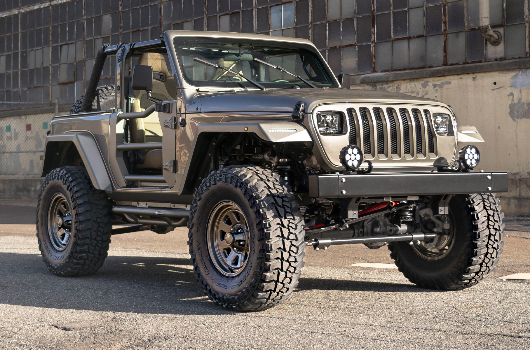 ###  Два года назад поставщик запасных частей для моделей американской марки — компания Quadratec — [отметила](https://motor.ru/news/wrangleryjlsahara-28-01-2021.htm) своё 30-летие, стилизовав современный Wrangler под внедорожник 1989 года.