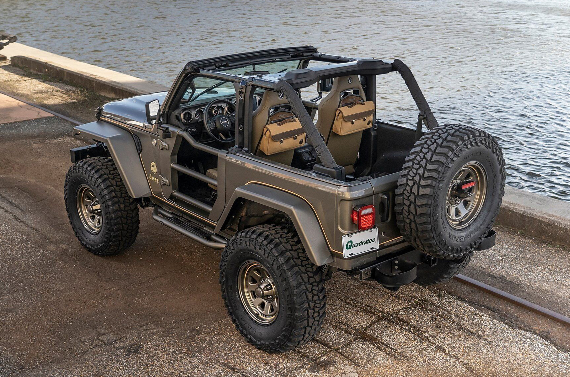 Кузов выкрасили в аутентичный цвет и добавили соответствующую графику на боковинах. Кроме того, появились квадратные фары, а также новые решётка радиатора, бамперы, крылья, задние фонари, шины, диски, подножки, трубчатые двери, крепление для запаски и многое другое.