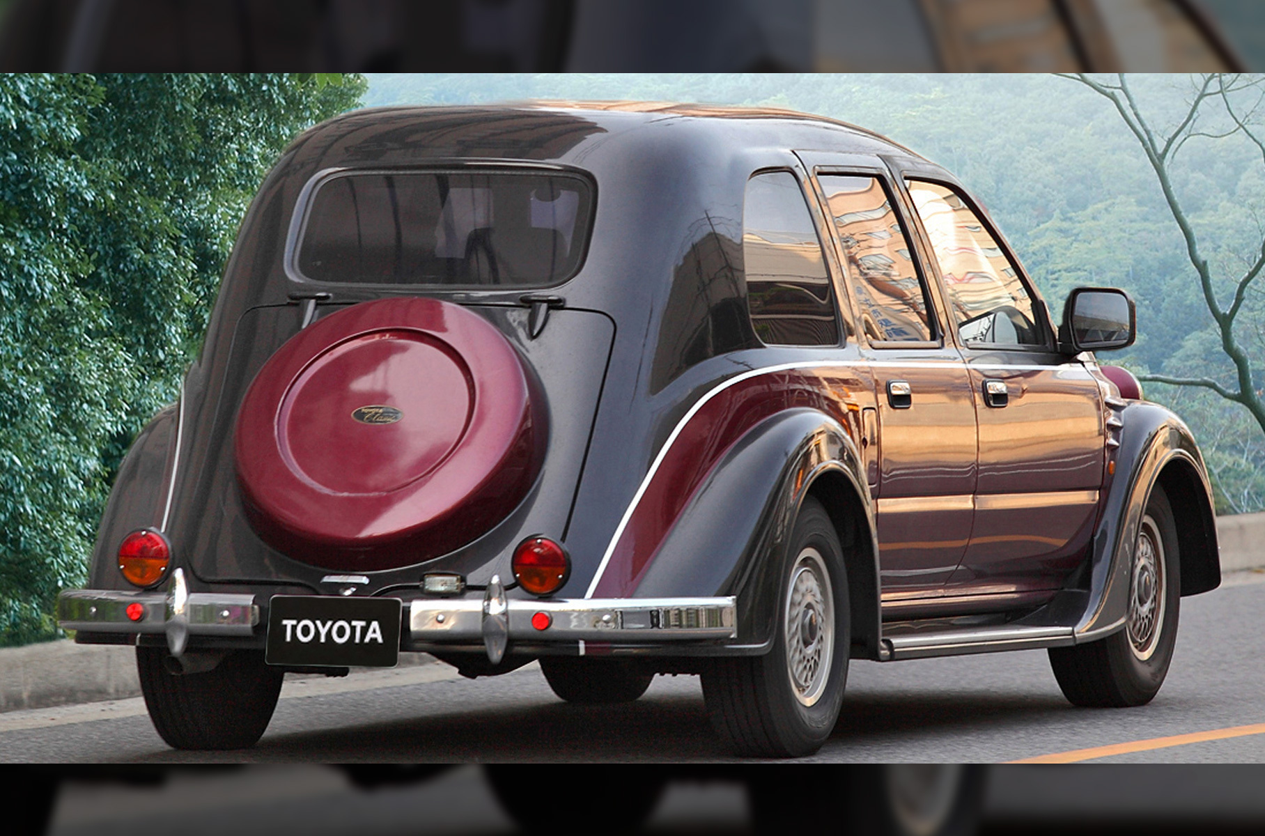 Машина получила дизайн в ретростиле, двухцветный кузов и многоспицевые колёсные диски. Внутри — красная кожа, деревянные вставки и винтажный руль.