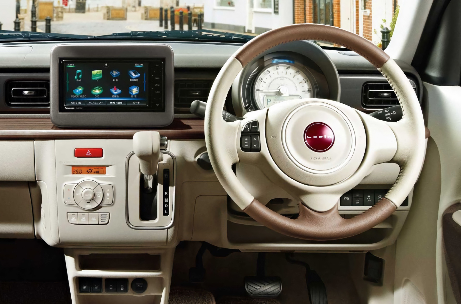 Кей-кар получил новую радиаторную решётку, обилие хрома и винтажные оттенки для кузова (доступны и двухцветные варианты). Кресла отделаны клетчатой тканью и синтетической кожей.