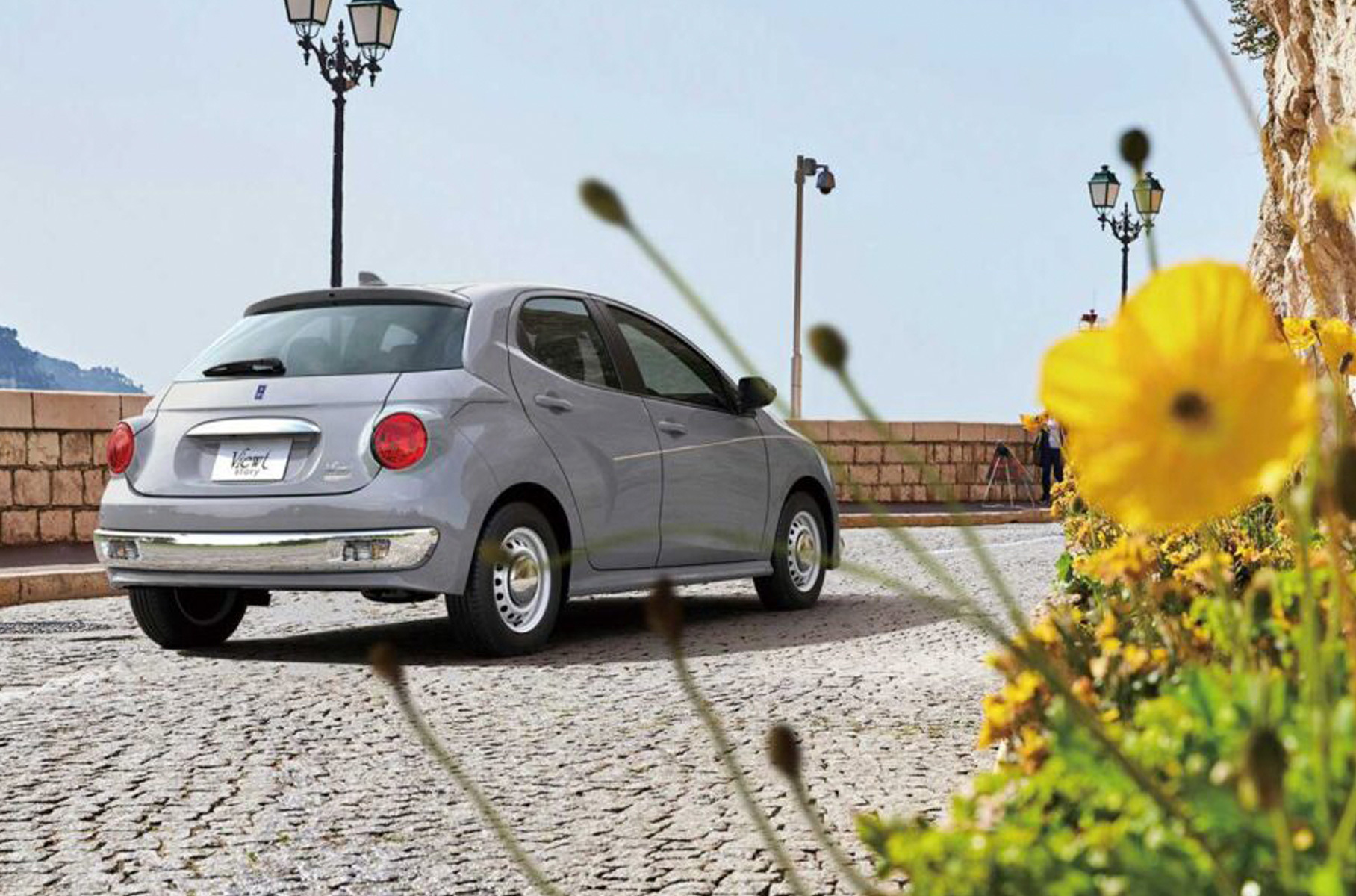 Если предшественник был седаном на базе Nissan March, то теперь это хэтчбек на основе Toyota Yaris. Внешность по-прежнему напоминает о Jaguar Mark II образца 1963 года. Внутри изменились лишь материалы отделки и эмблема на руле.