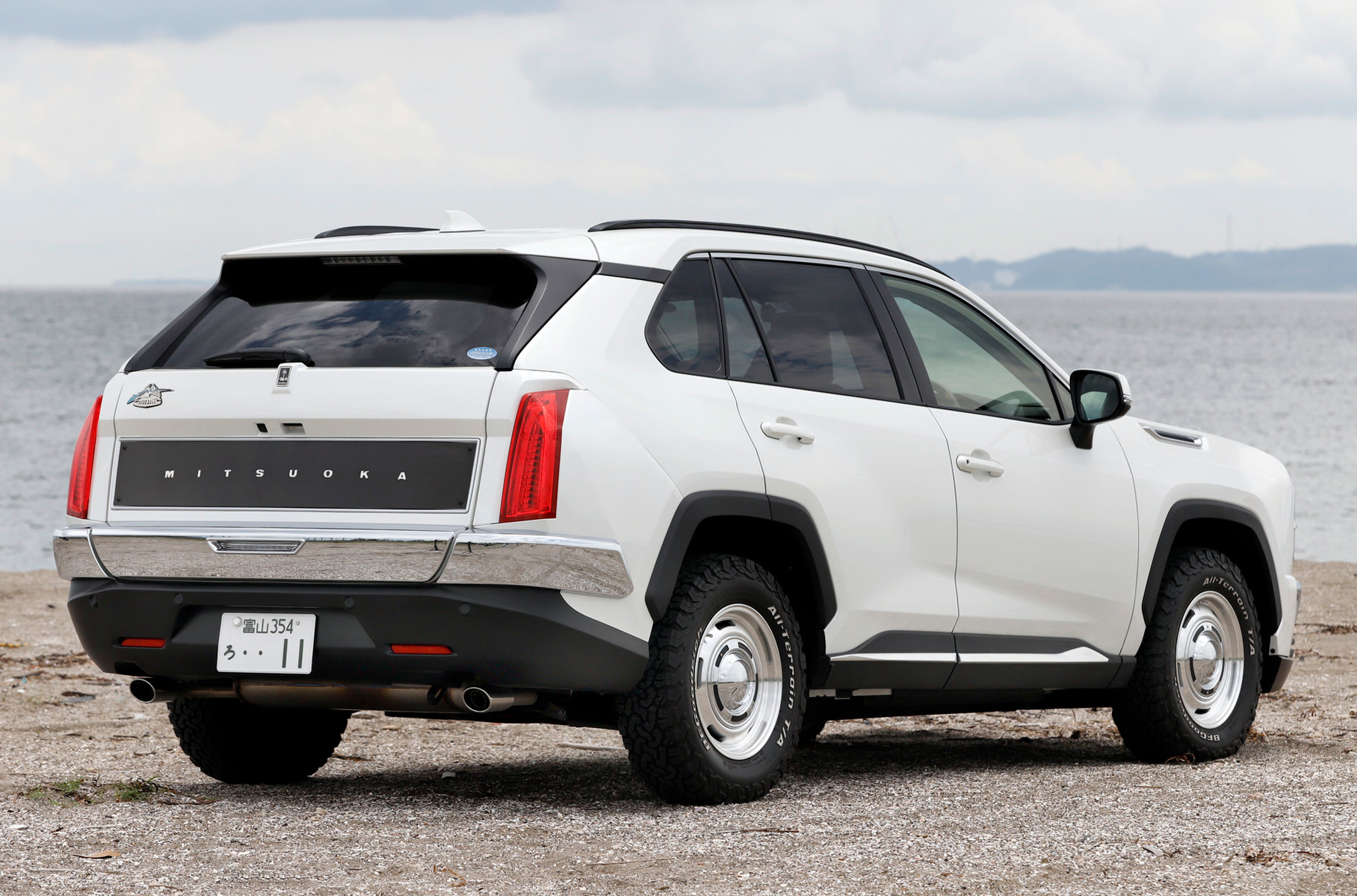 Вертикальные задние фонари вызывают ассоциации с Cadillac SRX, а на багажной двери расположилась плашка с названием японской фирмы. Предложено 11 монотонных и шесть двухцветных вариантов окраски. Интерьер почти не изменился.