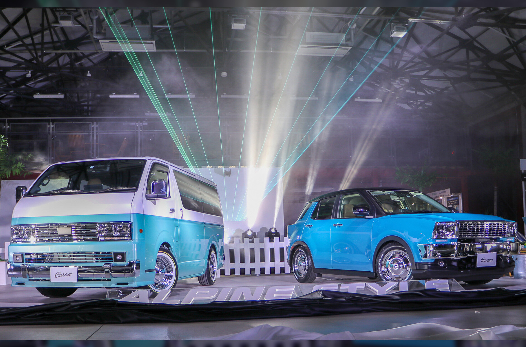 ###  В японском ателье Alpine Style позавидовали успеху Mitsuoka и [выпустили](https://motor.ru/news/toyota-by-alpine-14-01-2023.htm) набор в стиле 70-х для двух других моделей Toyota. Кроссовер Raize получил прямоугольные фары без светодиодов, обилие хрома и вставку под дерево сзади.