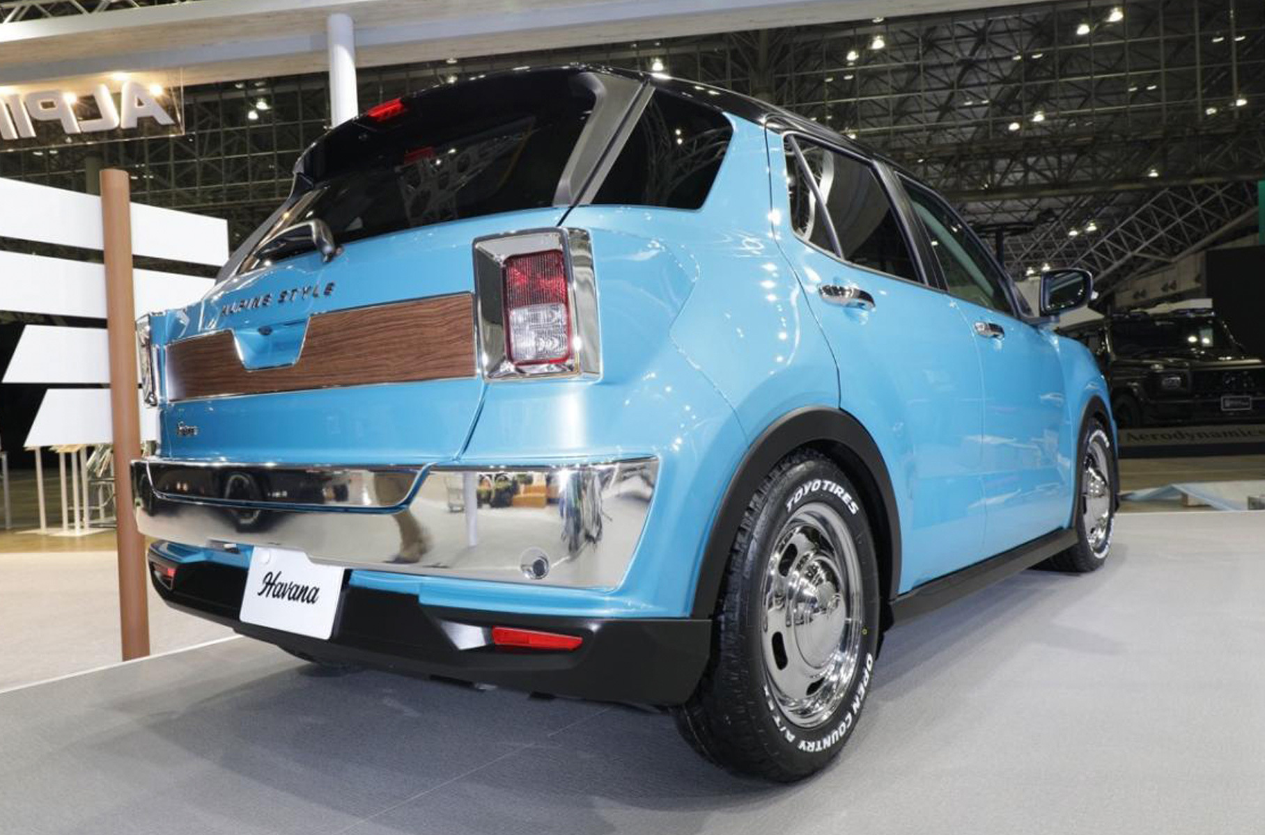 Ещё появились капот и передние крылья другой формы, при этом стальные детали заменены композитными. Внутри перешиты сиденья и пересмотрена графика мультимедийной системы.