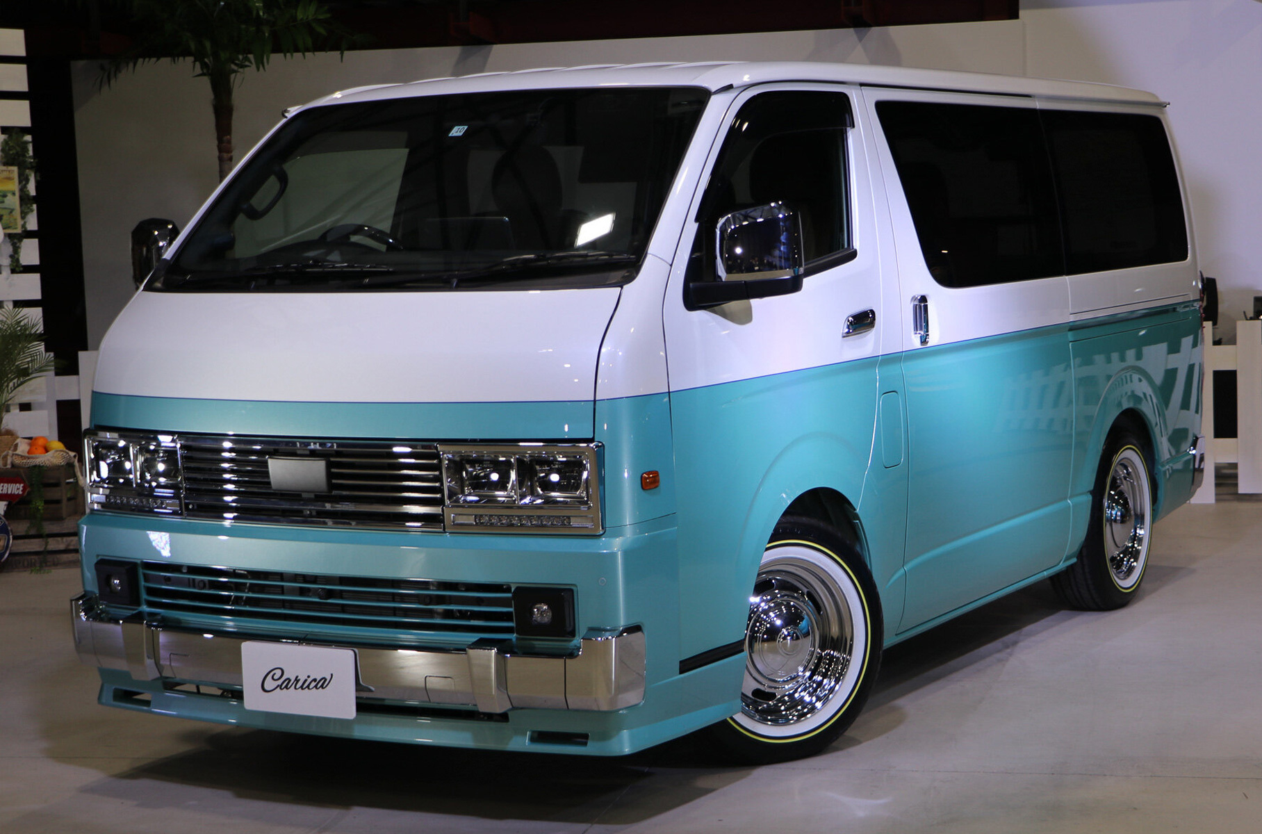 ### Базой для другого проекта ателье стал минивэн Toyota Hiace образца 2004 года, до сих пор выпускаемый в Японии. Кузов двухцветный, а штампованные колёса хромированные.