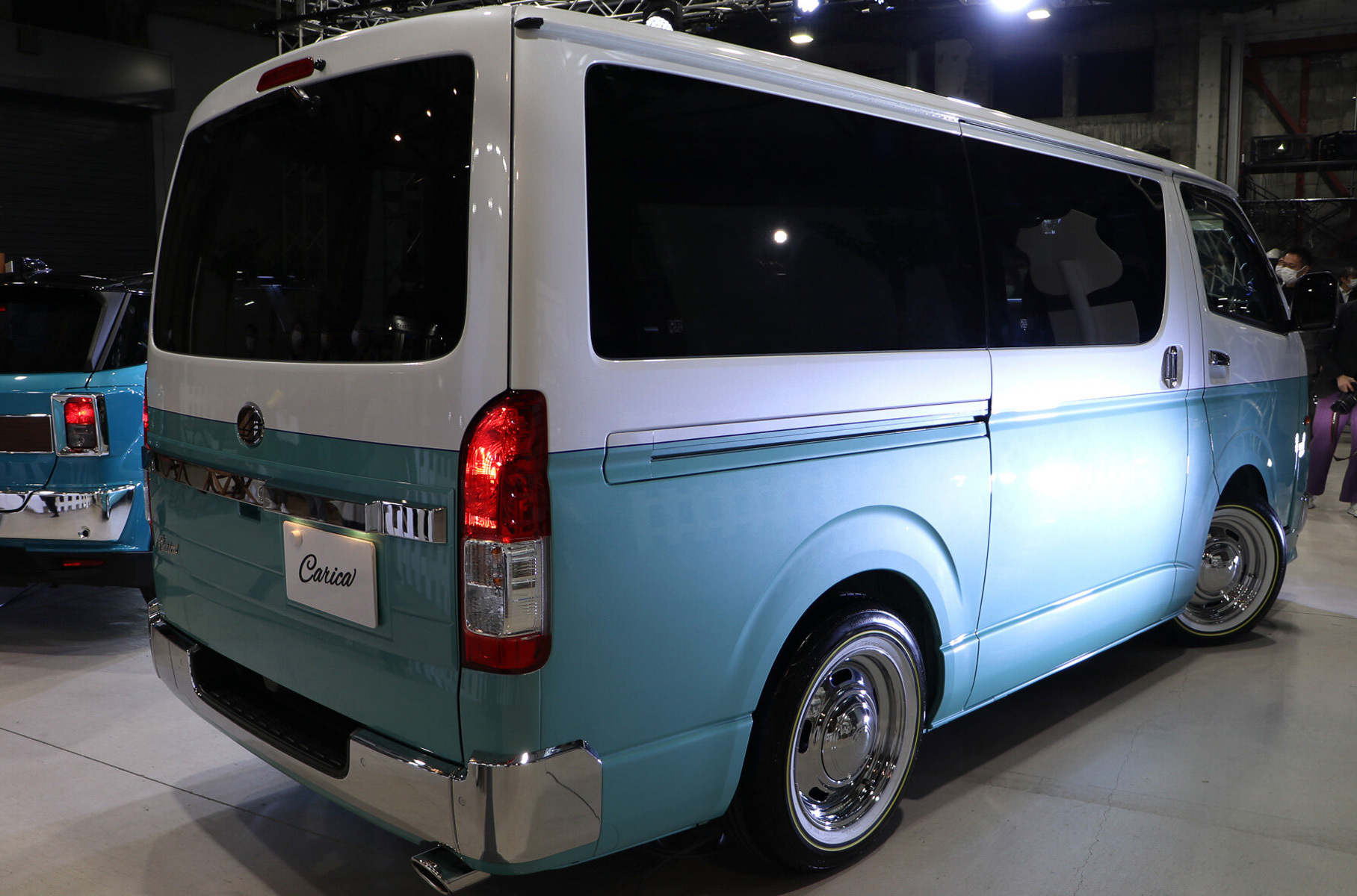 Передок абсолютно иной. На корме изменены лишь накладки на бампер и патрубки выхлопа, а ещё добавлен молдинг на двери.