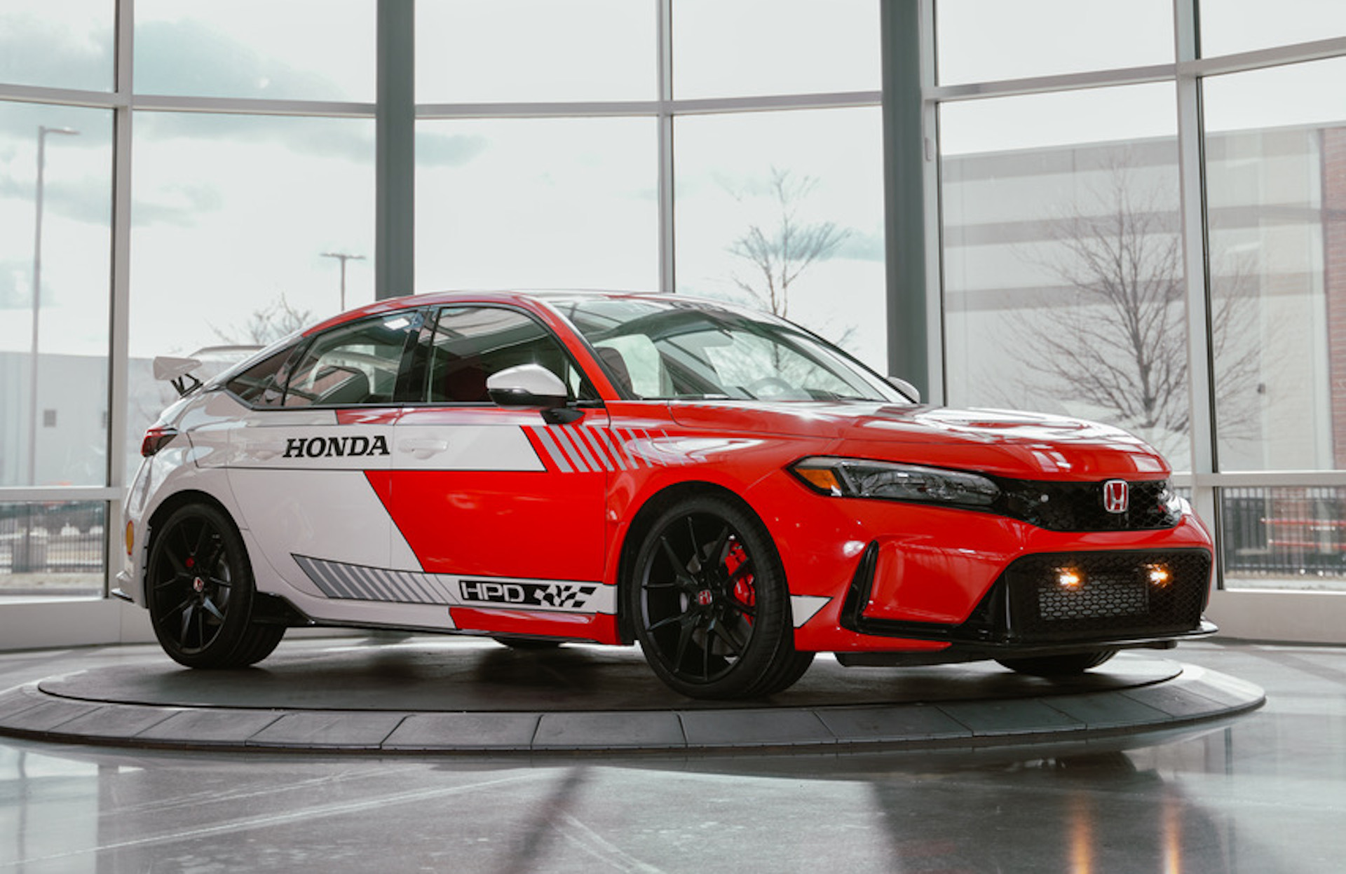 Компания Honda показала машину безопасности IndyCar на базе Civic Type R