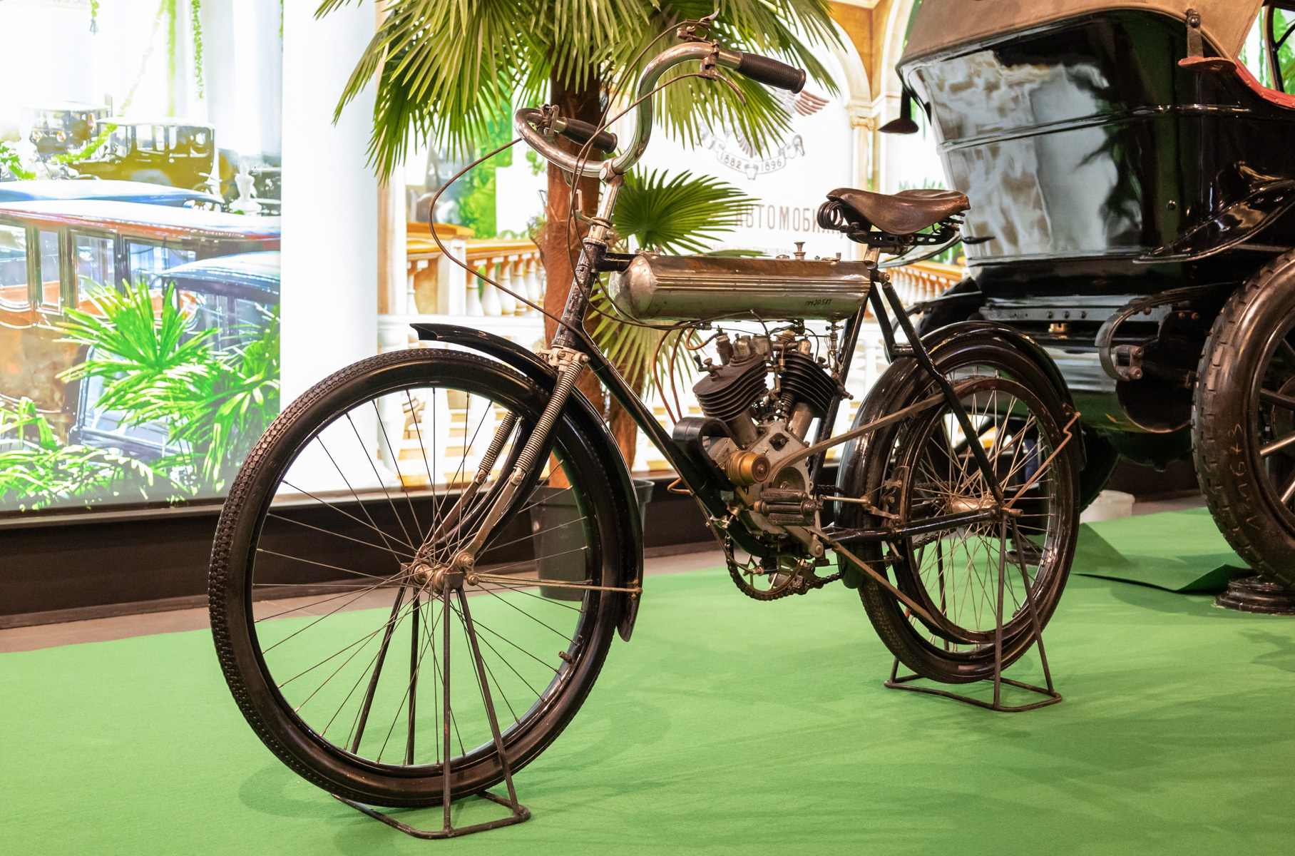 «Мото-Рев-Дукс» — единственный мотоцикл, выпускавшийся серийно в Российской империи. С 1909 по 1915 год свет увидело около 500 экземпляров этой модели. В конструкции использовался иностранный мотор Moto-Reve и отечественная экипажная часть. Этот мотоцикл — из коллекции Политехнического музея.