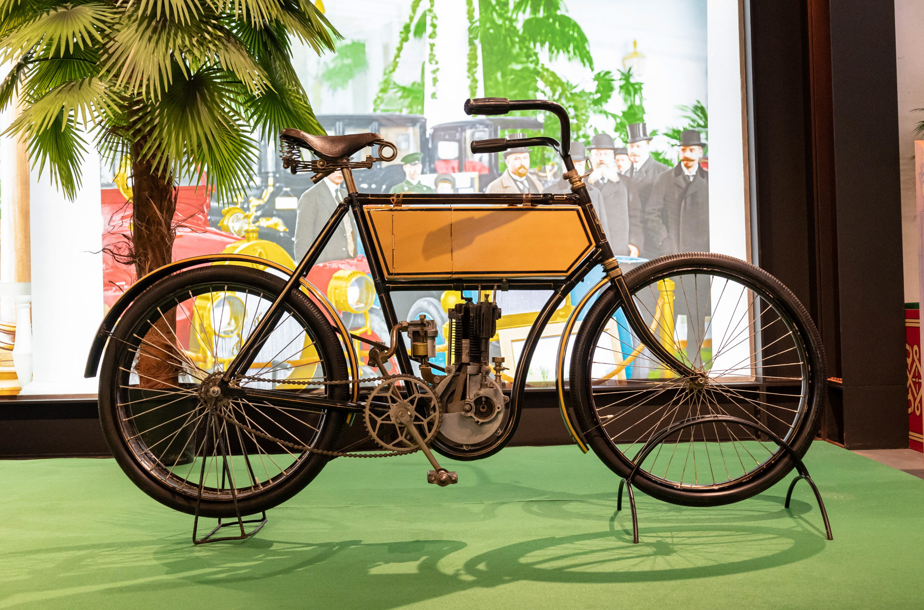 Первый российский мотоцикл называется «Россия». Мотоциклы выпускались на фабрике Александра Александровича Лейтнера. Сама фабрика была основана в 1886 году в Риге, а модели «Россия» с немецким четырехтактным одноцилиндровым двигателем Fafnir выпускались с 1903 по 1907 год.