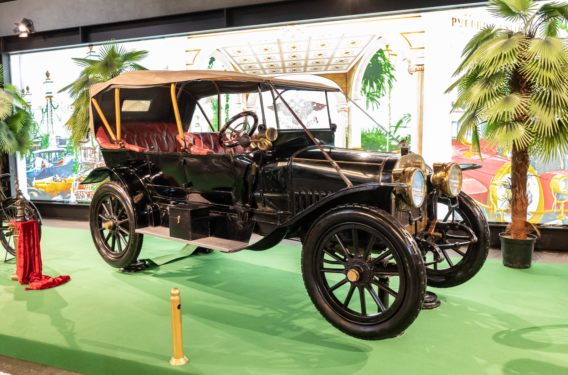 Главный экспонат выставки — единственный сохранившийся в мире «Руссо-Балт» Тип К 12/20 НР. Марка существовала семь лет, и за это время было выпущено около 500 машин разных классов. Легковых автомобилей — около 140 штук. Экземпляр на фото собрали предположительно в 1910 или 1911 году.