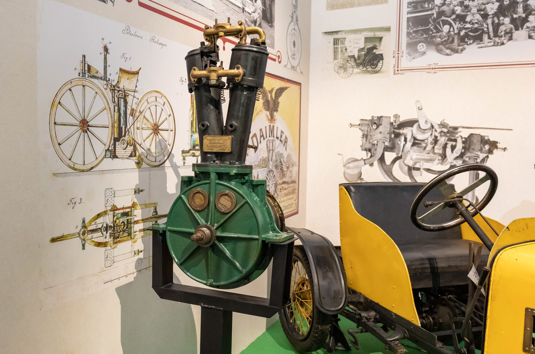 Двигатель Daimler V2 устанавливался только на модель Stahlradwagen. Автомобиль был создан в 1889 году в двух экземплярах.