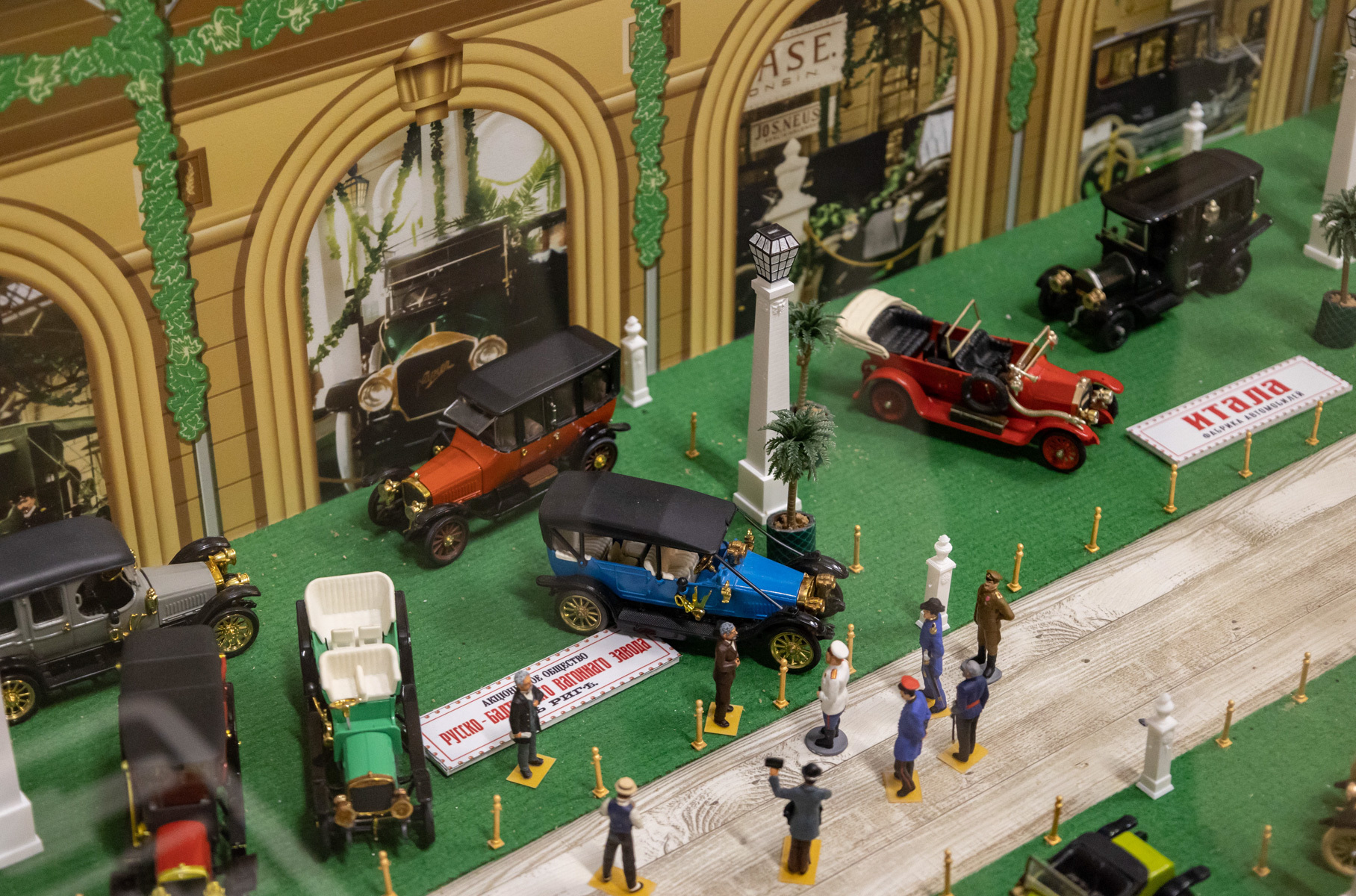 Выставка «Первые моторы России» располагается на ВДНХ, в павильоне №54 Музея Гаража особого назначения ФСО России.