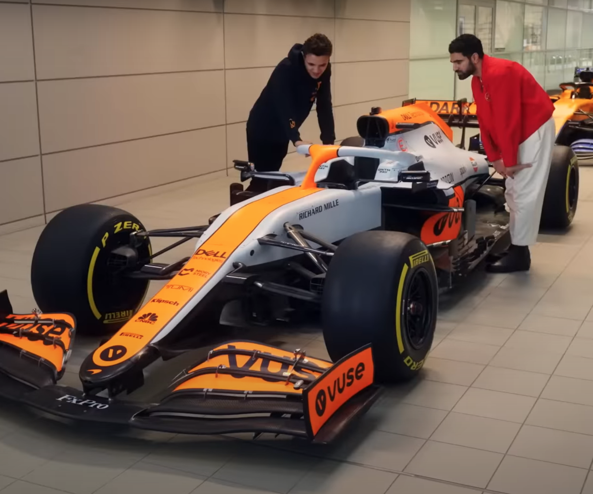 Видео: гонщик Формулы-1 Ландо Норрис показал экскурсию по базе McLaren —  Motor