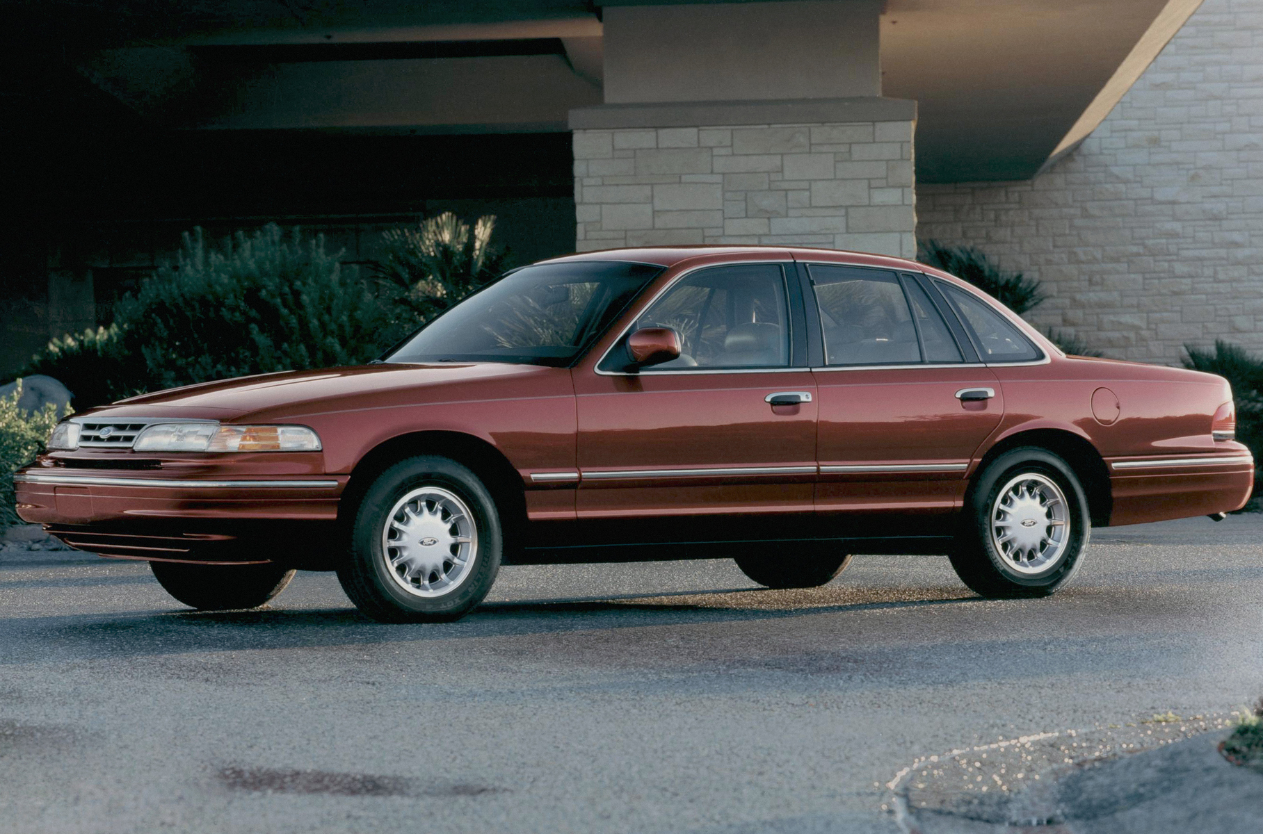 Ford Crown Victoria, популярный у американских таксистов и полицейских. В девяностые годы такие машины служили и в московской милиции