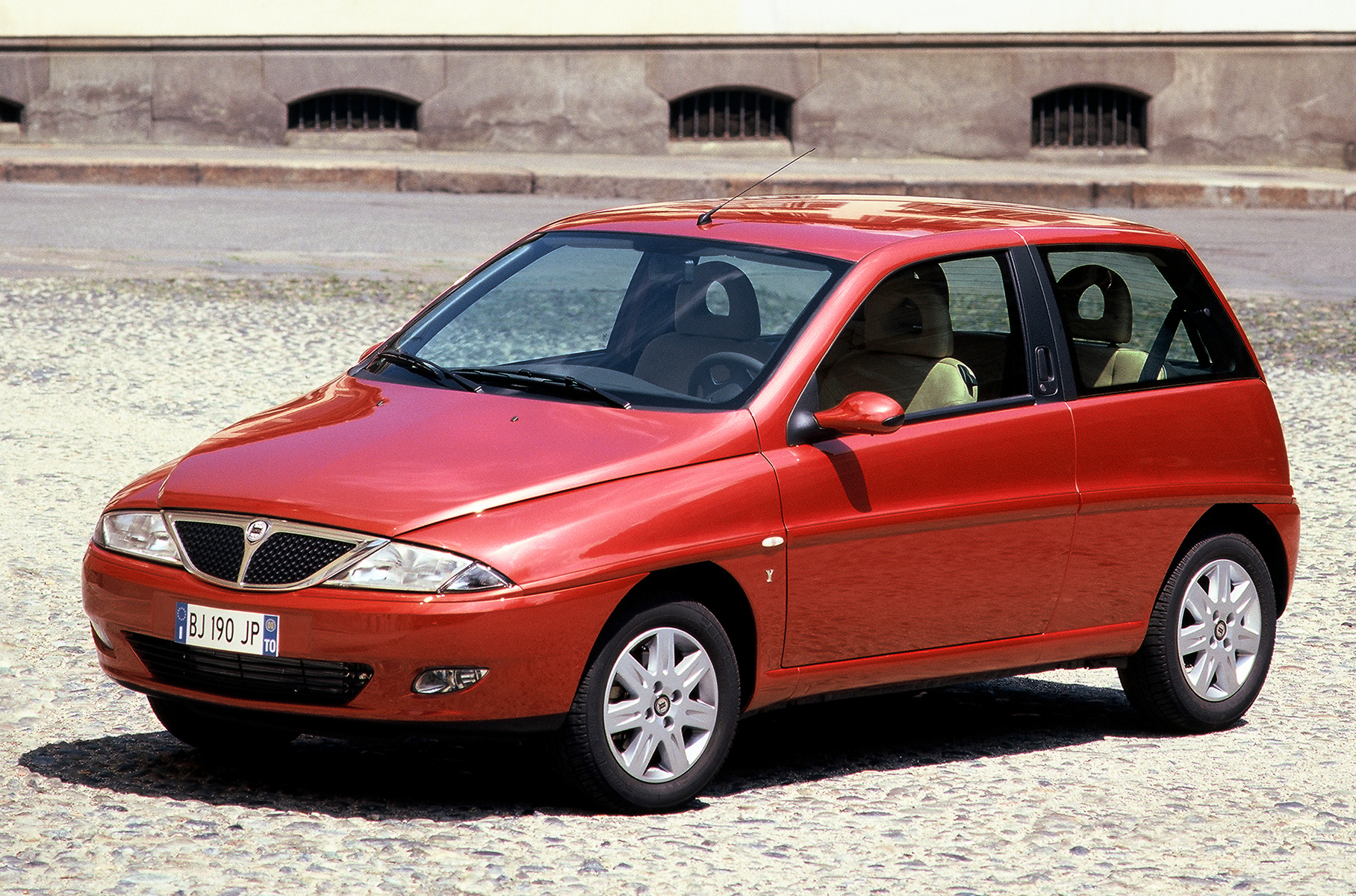 Lancia Ypsilon — городской малыш 90-х годов со странной внешностью.