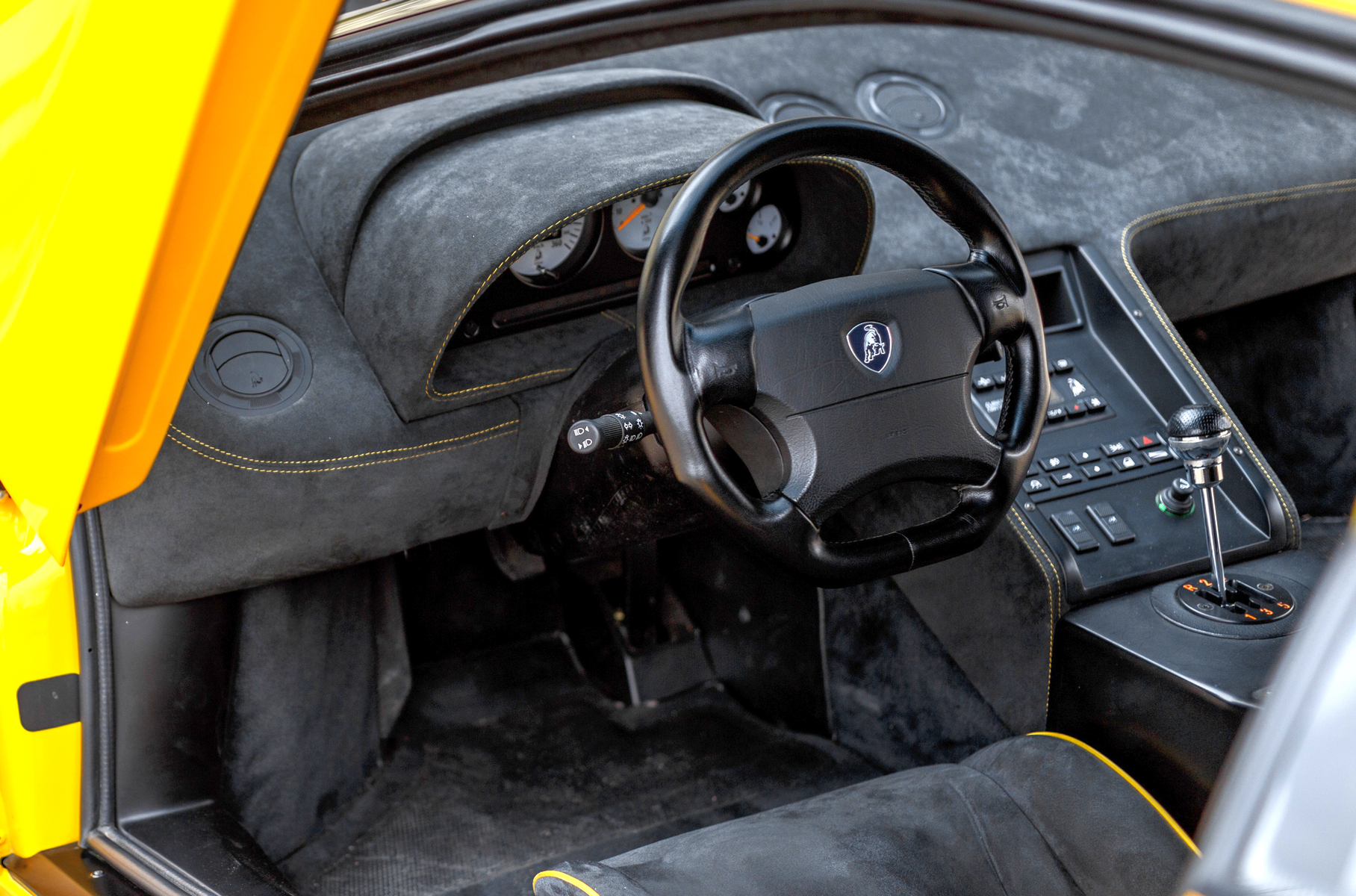 Самый первый вариант руля с подушкой безопасности на Lamborghini Diablo (здесь показана версия SV)