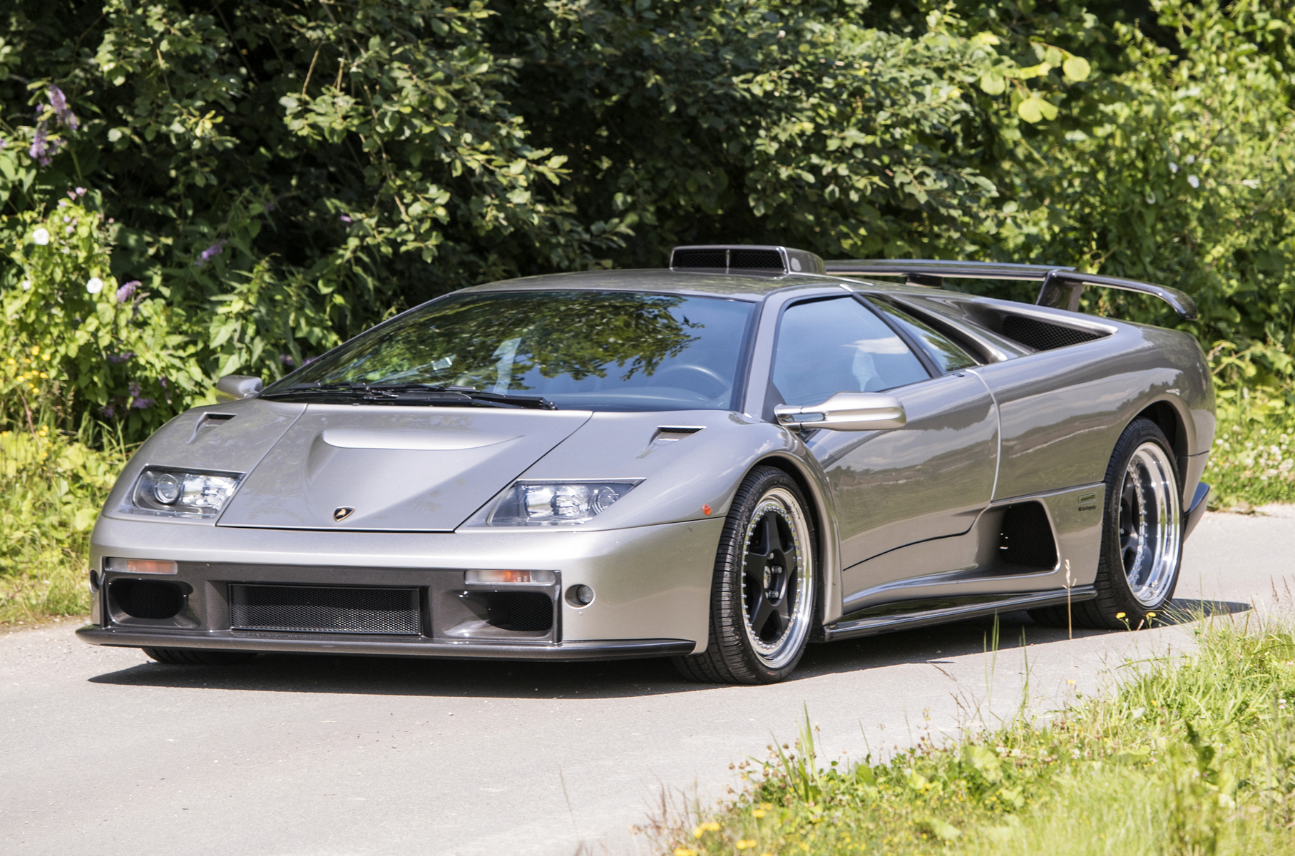 Lamborghini Diablo GT: всё то же самое, но с более мощным двигателем и более агрессивным оперением...