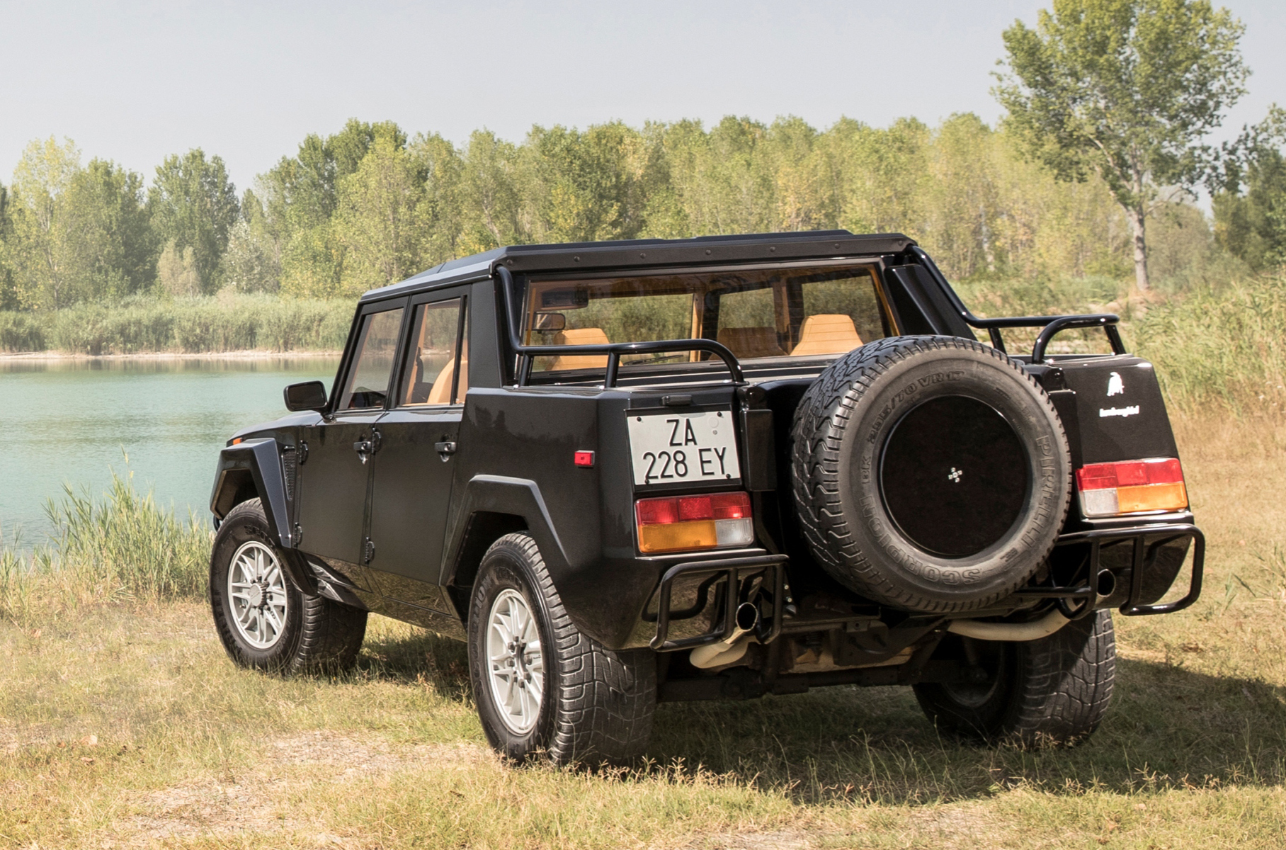 Задние фонари на 12-цилиндровом внедорожнике Lamborghini LM002 — от Альфы Ромео, а не от «семёрки» жигулей, как многие думают