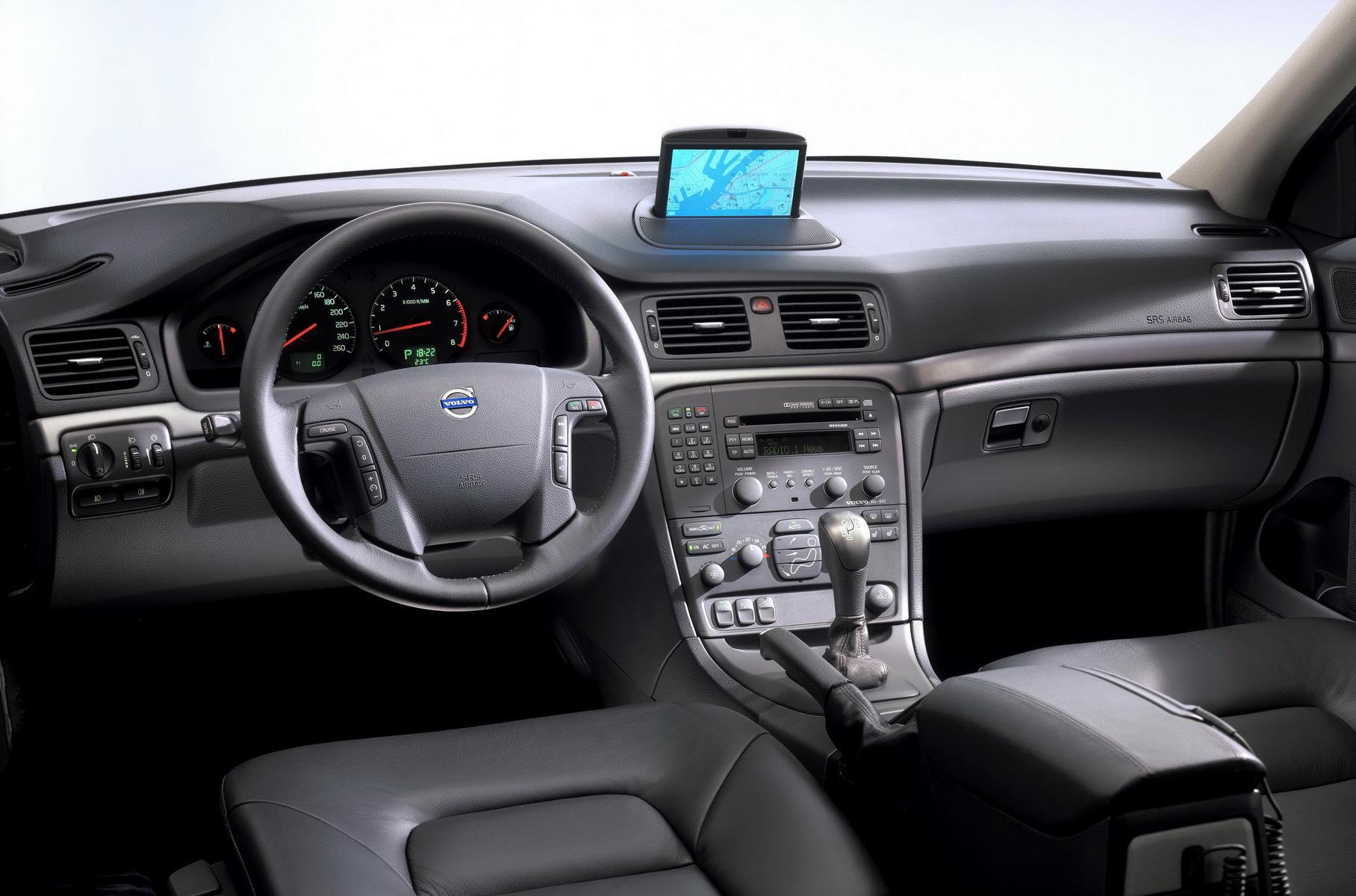 А дефлекторы вентиляции на Aston Martin взяты от Volvo S80 первого поколения
