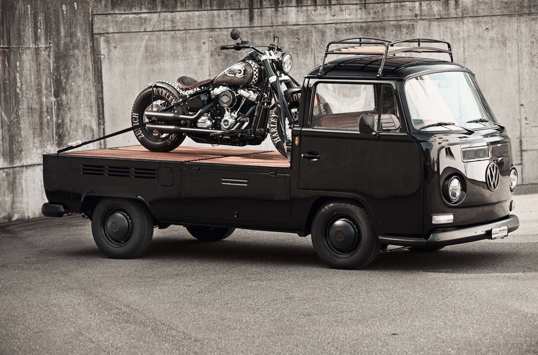 В Швейцарии продают пикап Volkswagen в паре с кастомным Harley-Davidson