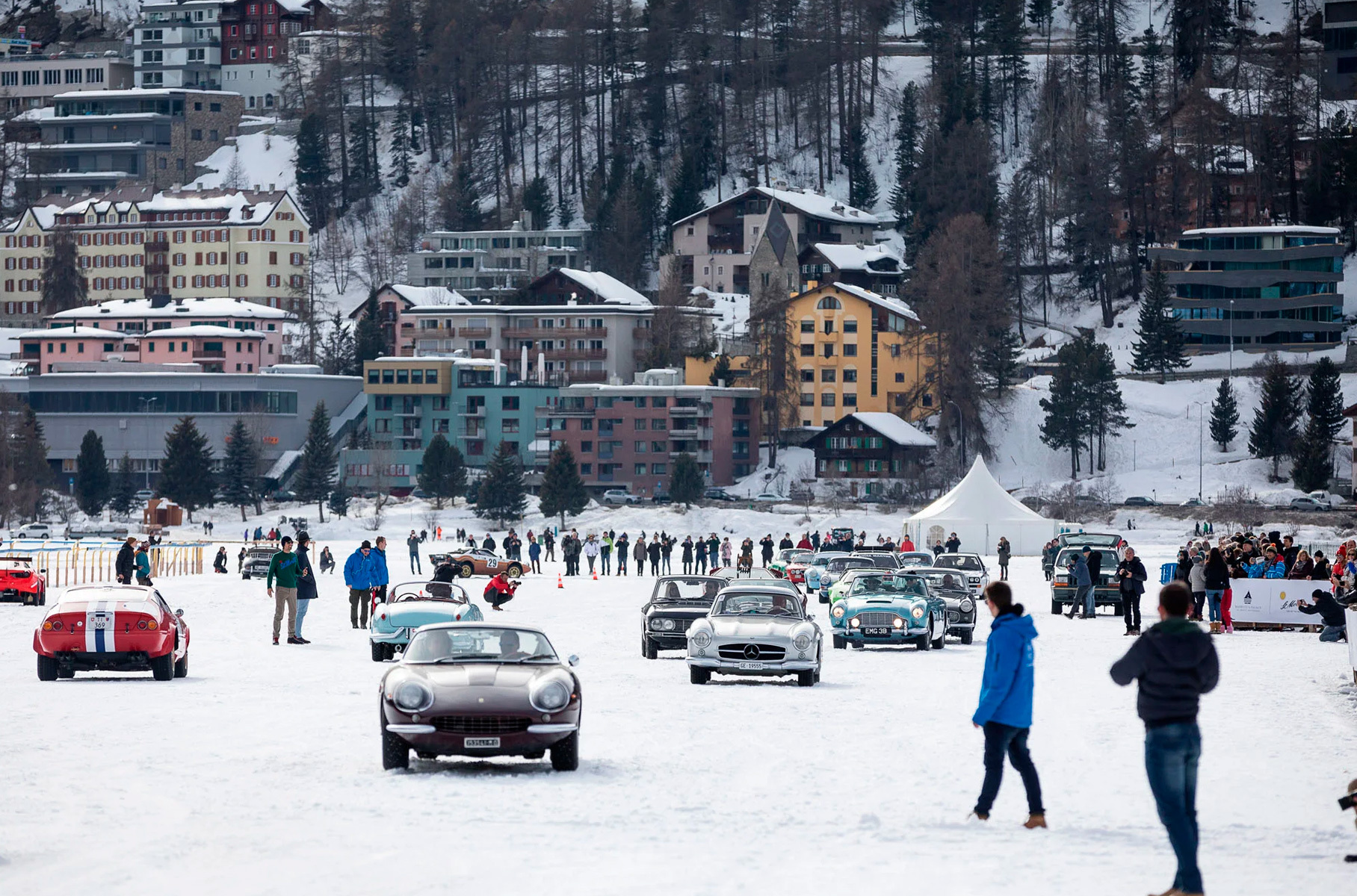 Кто сказал, что коллекционные машины нельзя выгуливать зимой? По идеальному льду без реагентов, соли и прочей гадости — очень даже можно! Идея мероприятия появилась еще в 1985 году, когда в Санкт-Мориц пожаловала делегация британских энтузиастов на винтажных Bentley. Джентльмены просто хотели отпраздновать столетие местной санной трассы Креста-Ран, но вышло так, что они попались на глаза юному Марко Макаусу. Тот навсегда запомнил увиденное — и много лет спустя, уже будучи организатором современной версии Mille Miglia, сумел реализовать мечту об автомобильном фестивале посреди горнолыжного курорта.