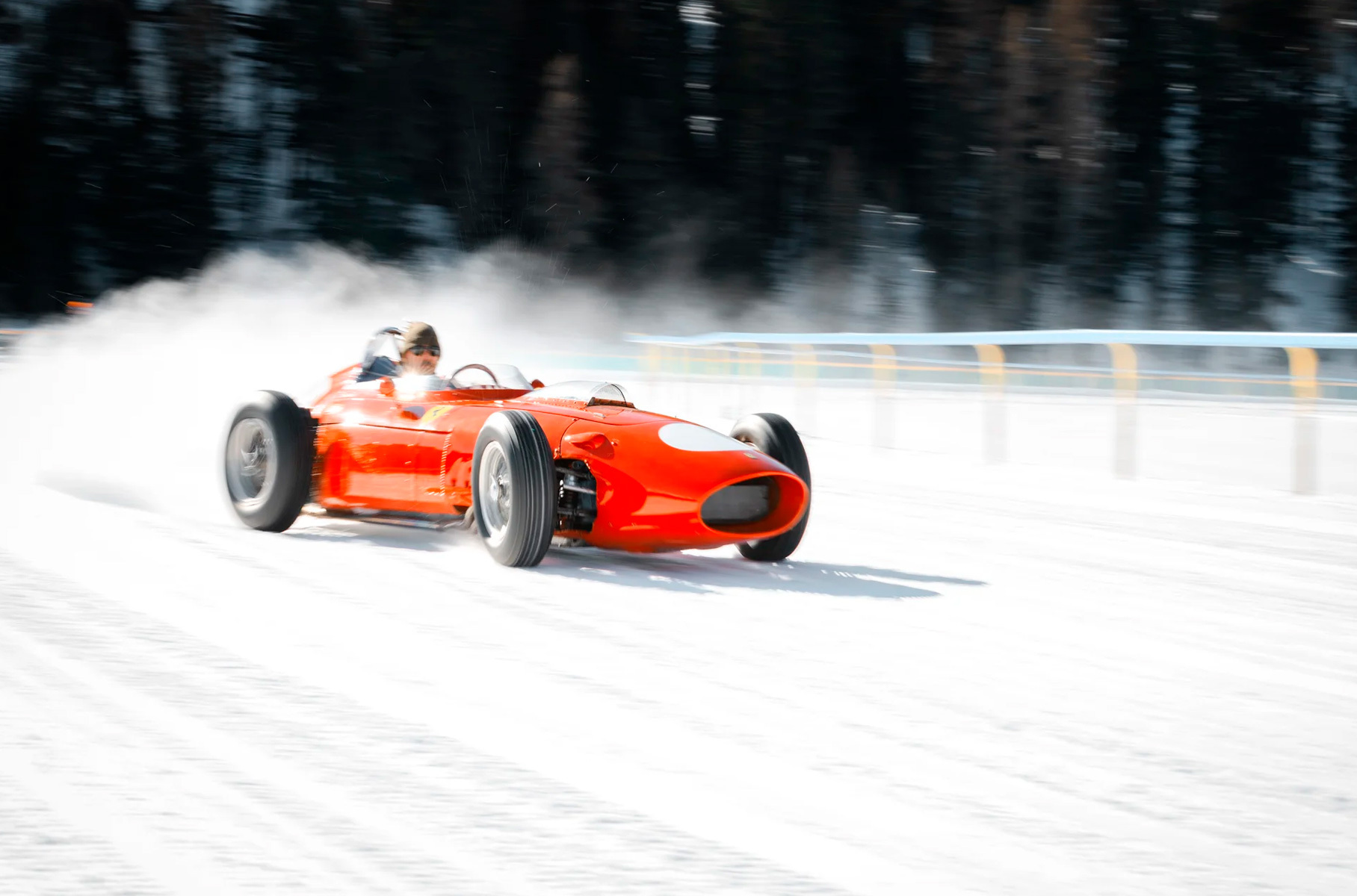 Для понимания статуса всего происходящего: перед вами настоящая Ferrari 246 F1 Dino. На такой машине Майк Хоторн стал чемпионом мира в 1958 году, а еще именно модель 246 первой в истории сумела выиграть этап Формулы-1 с двигателем V6. К слову, последняя победа для болидов с переднемоторной компоновкой тоже на счету этого автомобиля — конструкция оказалась настолько удачной, что сохраняла конкурентоспособность даже в 1960 году.