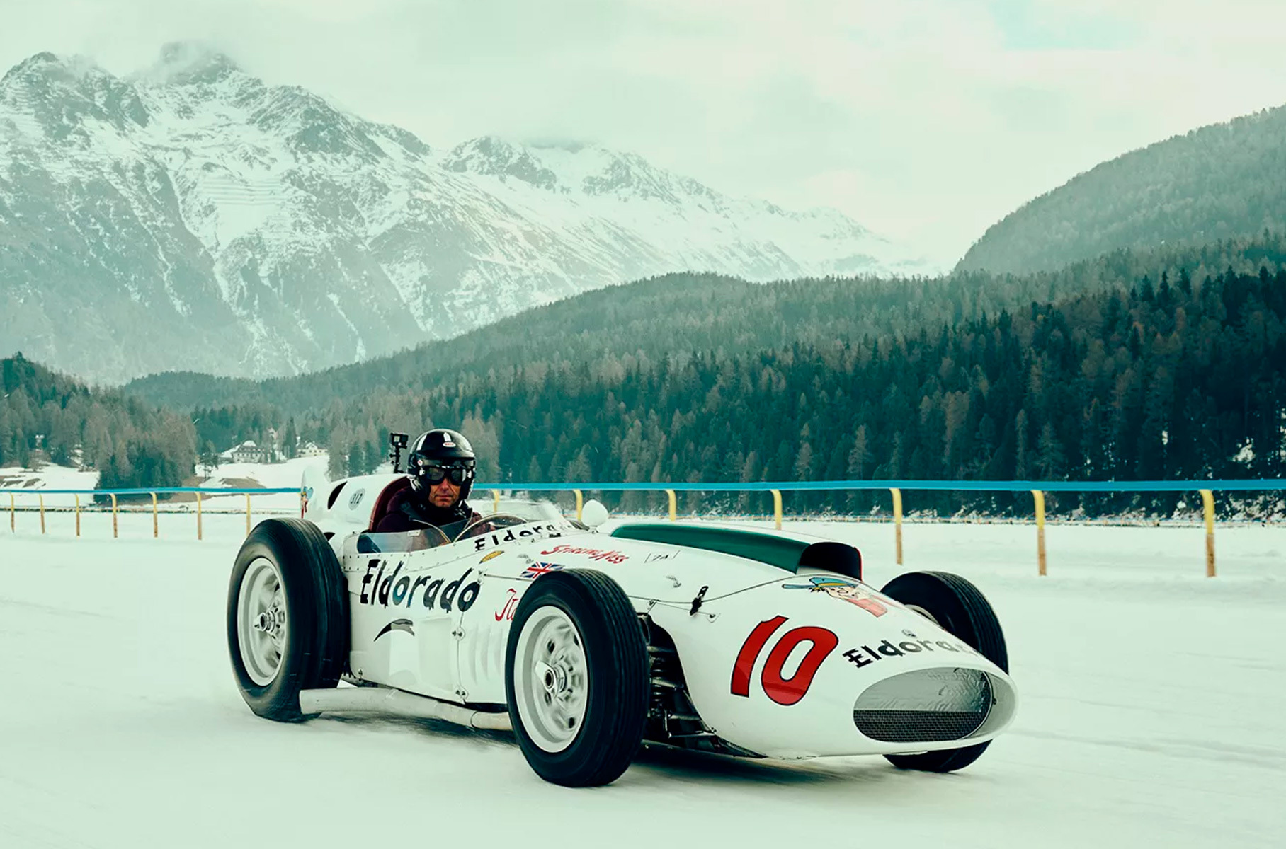 Уникальная Maserati 420M/58 Eldorado — знали о такой? Машину построили специально для «Гонки двух миров» — 500-мильного марафона по образу и подобию Инди-500, только проходившего не в Америке, а в Италии, на старом овале Монцы. За рулем сидел сам Стирлинг Мосс, но до финиша он не добрался: на скорости выше 250 км/ч отказало рулевое управление, и лишь каким-то чудом британский пилот избежал травм. А еще обратите внимание на необычную ливрею: перед вами первый в истории случай, когда гоночную машину выкрасили не в национальные цвета (для Италии это был, разумеется, красный), а по прихоти спонсоров —мороженщиков (!) из компании Eldorado Sud.