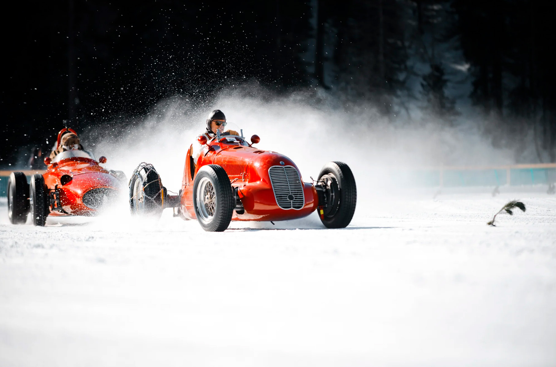 На переднем плане — обутая в цепи (!) Maserati 4CL 1939 года. Она почти не успела проявить себя до войны, а вот после возобновления гонок класса Гран-при в 1946 году оказалась одной из лучших. На счету этой машины целых 25 побед, и еще 18 добыла модернизированная версия 4CLT. Легендарного старичка преследует еще одна Maserati — 250F, выступавшая в Формуле-1 с 1954 по 1958 год. Тут все просто: два из пяти чемпионских титулов Хуана-Мануэля Фанхио — прямая заслуга этого автомобиля.