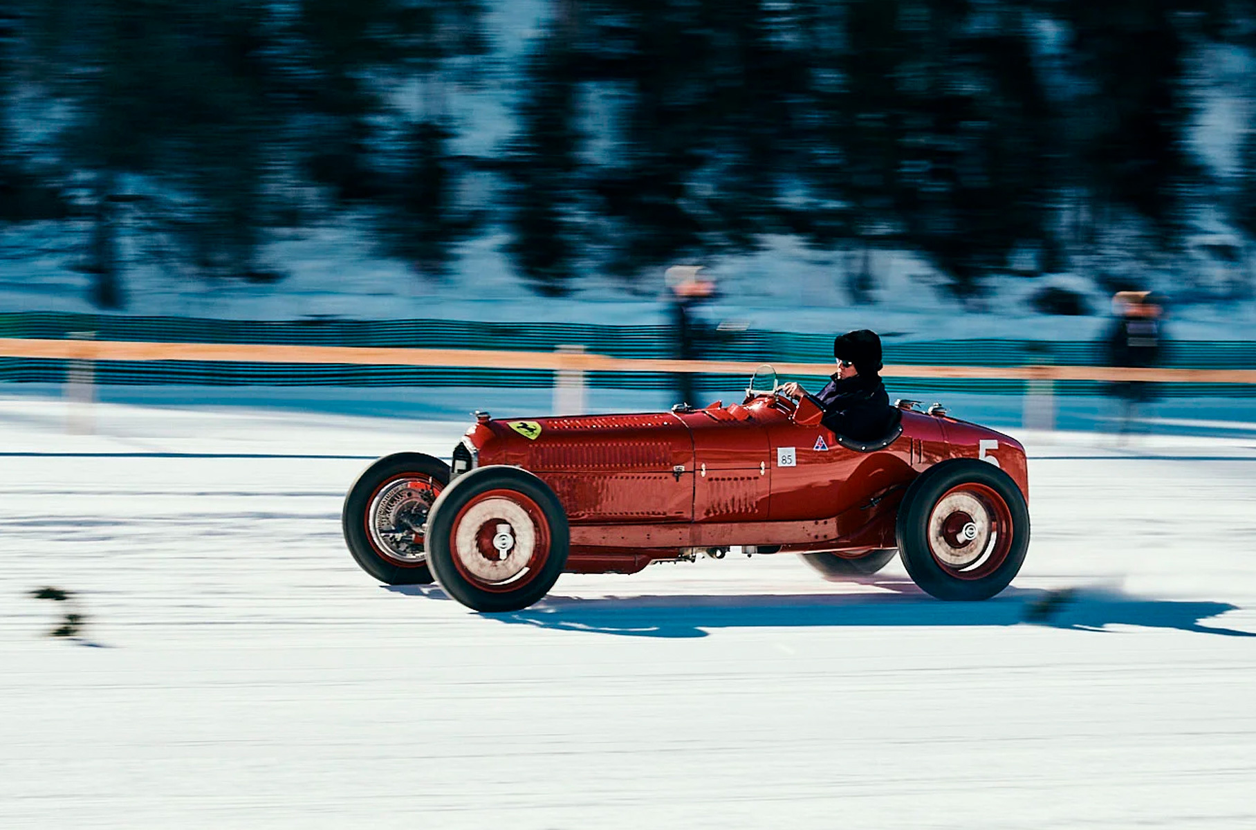 Одна из первых машин с гарцующим жеребцом на капоте — из той еще эпохи, когда Энцо Феррари руководил гоночной командой Alfa Romeo. На счету Alfa Romeo Tipo B/P3 — пожалуй, один из ярчайших триумфов в истории гонок: в 1935 году Тацио Нуволари одолел на Нюрбургринге заводские Auto Union и Mercedes-Benz с куда более мощными моторами, причем вышел в лидеры только на последнем круге. «Невозможной победе» аплодировали 300 тысяч немецких зрителей, а вот чиновники Третьего Рейха, говорят, были в бешенстве.