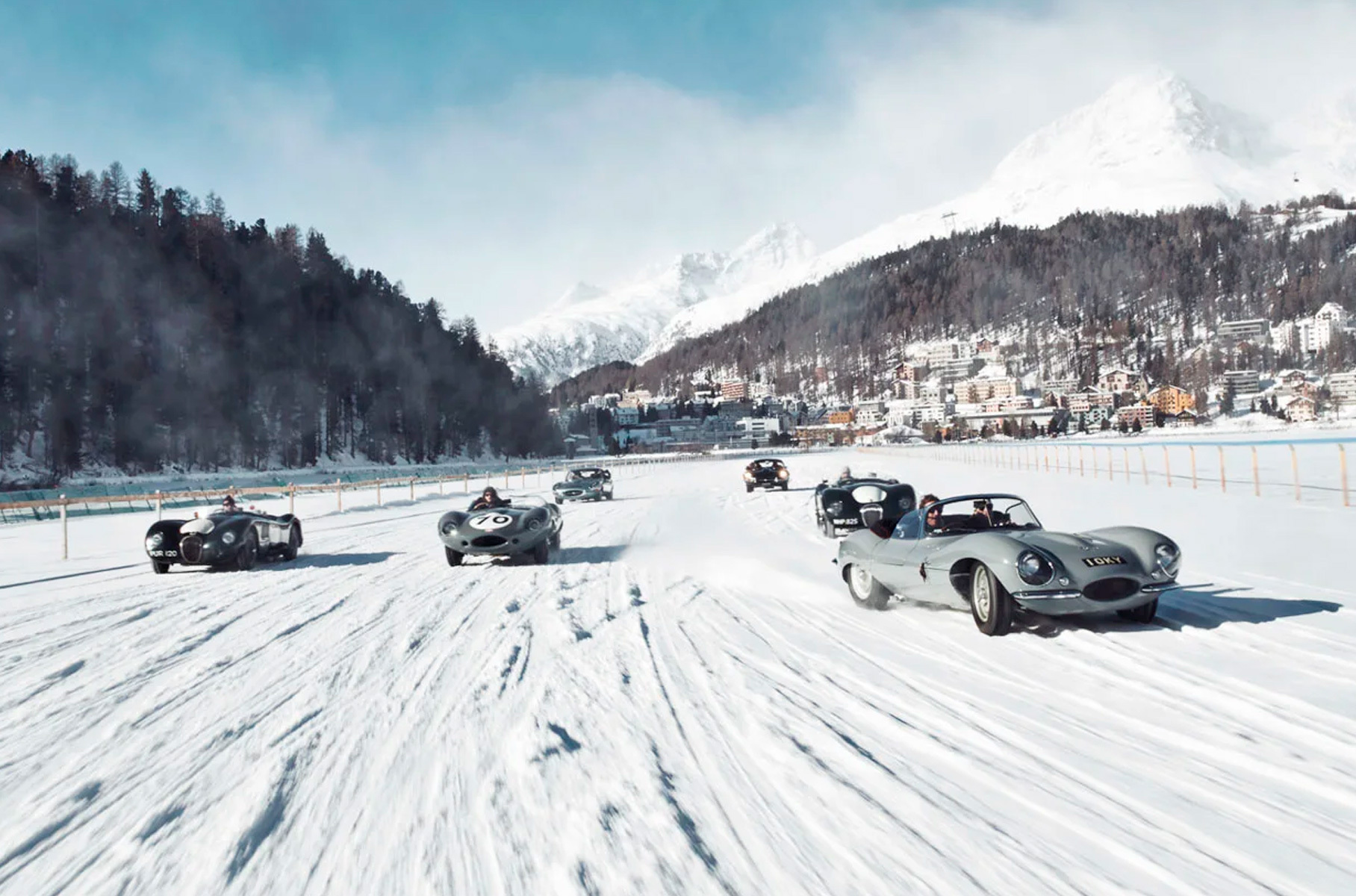 Вообще, Ягуары на фестивале The ICE встречаются в изобилии. Вашему вниманию XKSS, гоночный D-Type, пара более ранних C-Type и два E-Type. Фото сделано в 2020 году, когда мероприятие было в последний момент отменено из-за ковида — но часть активностей все равно состоялась, пусть и на фоне пустых трибун.