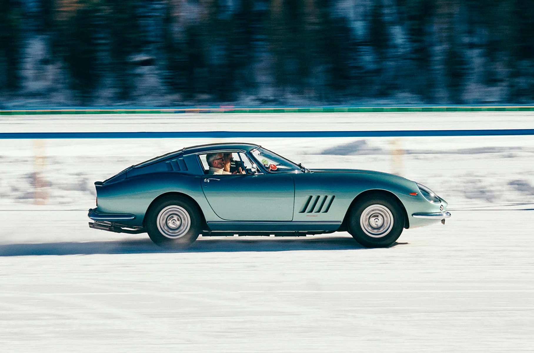 Ferrari 275 GTB — первый дорожный автомобиль Ferrari с независимыми подвесками всех колес, да еще и с экзотическими по тем временам дисковыми тормозами. Конкретно этот экземпляр — настоящая редкость: так называемая вторая серия 1965 года c удлиненным носом, а вдобавок с опциональным алюминиевым кузовом вместо стандартного стального. Именно в такой спецификации было сделано всего четыре купе.