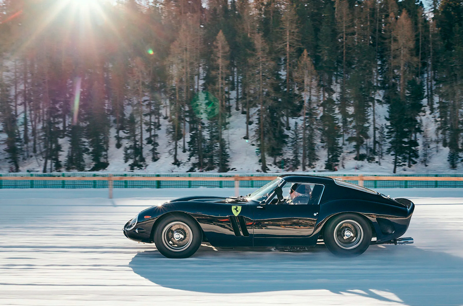 До недавнего времени за Ferrari 250 GTO держался титул самого дорогого автомобиля планеты — в 2018 году один из 36 построенных экземпляров ушел с молотка за 70 миллионов долларов. Запустить такое сокровище по льду? Да не вопрос! Правда, именно эта машина с серийным номером 4219GT обошлась нынешнему владельцу куда дешевле — в 3,2 миллиона долларов. Другой вопрос, что было это аж в 1993 году, и окажись черное купе на аукционе сегодня — цену смело можно поднимать в 10 раз, если не больше. За рулем, к слову, сам хозяин — британско-гонконгский коллекционер Брендон Ван, сколотивший состояние на производстве подгузников.