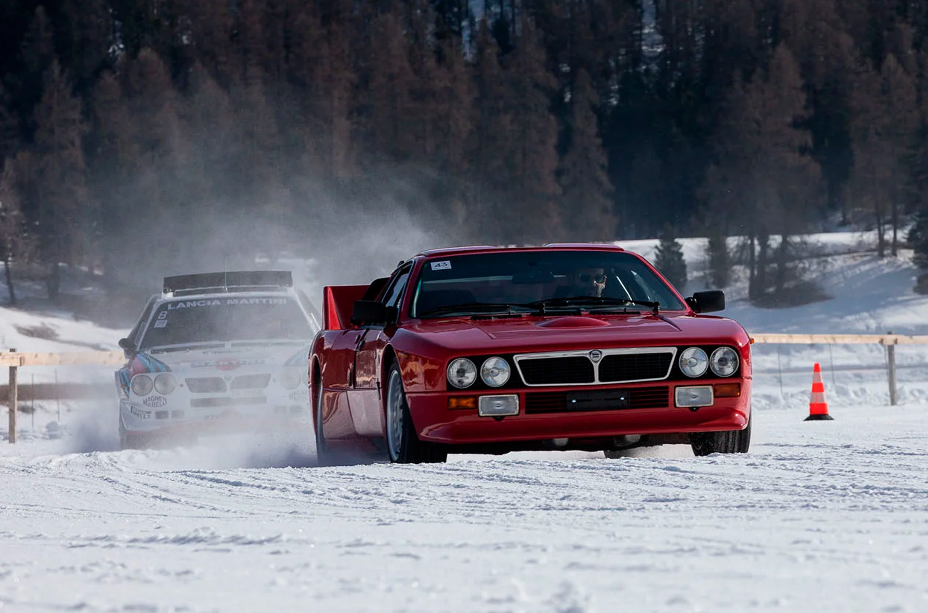 Раллийные монстры Группы Б — Lancia 037 и Delta S4. Кто быстрее? Конечно же, Delta с полным приводом и термоядерным мотором: с рабочего объема всего в 1,8 литра при одновременной помощи турбины и приводного нагнетателя снято почти 500 сил! А красная 037 на фотографии — мало того что заднеприводная, так еще и в омологационной дорожной версии, то есть под капотом здесь всего 208 «лошадей». Но в том, что касается эстетики, она просто не оставляет шансов своей наследнице.