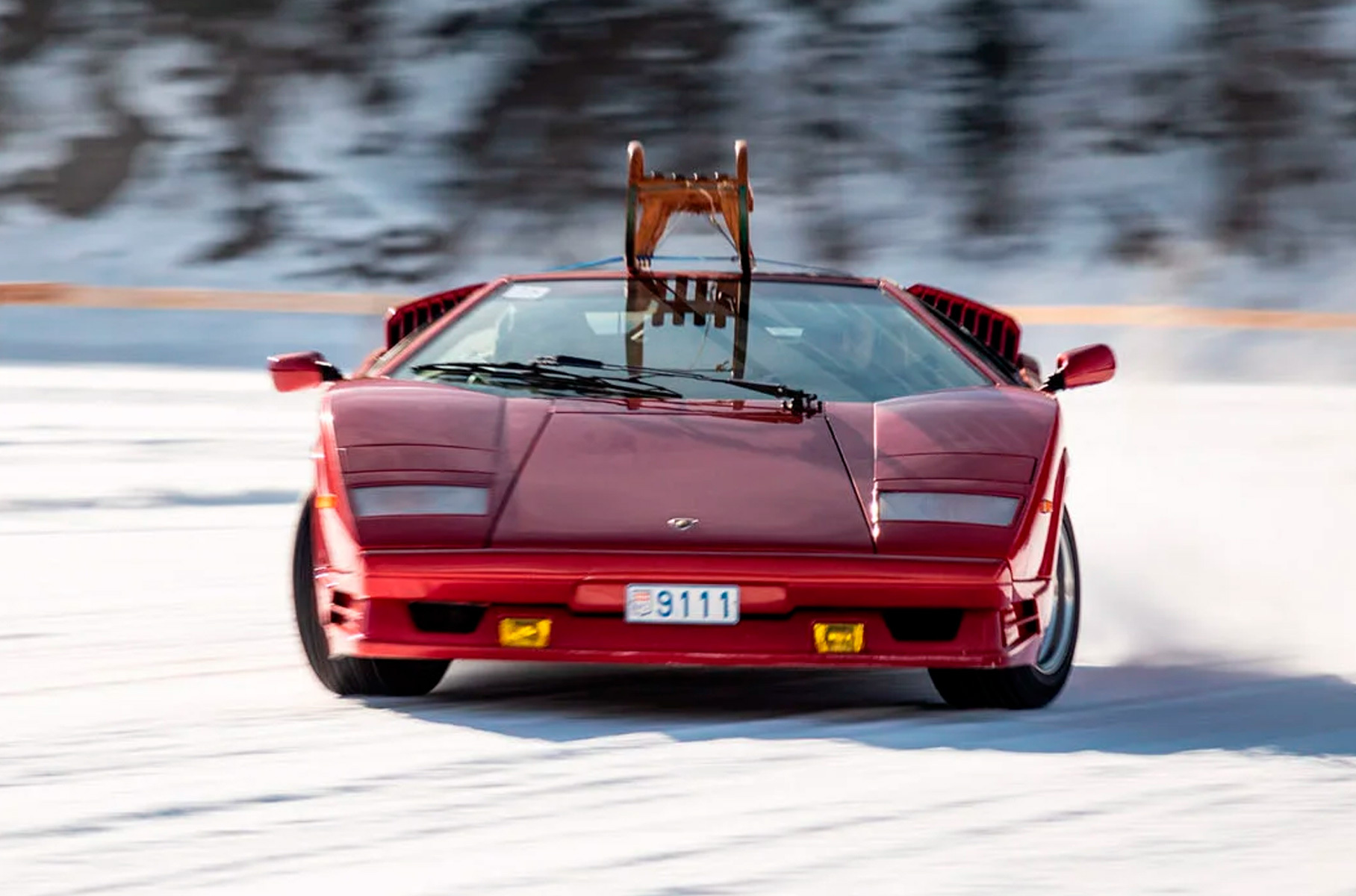 Вся суть происходящего в Санкт-Морице: великолепный Lamborghini Countach в юбилейном исполнении 25th Anniversary валит боком по льду с привязанными к крыше винтажными санками. Это своеобразный привет событию, с которого началась история The ICE — без санной трассы, ради которой 38 лет назад пожаловали ребята на Bentley, всего мероприятия могло бы не быть.